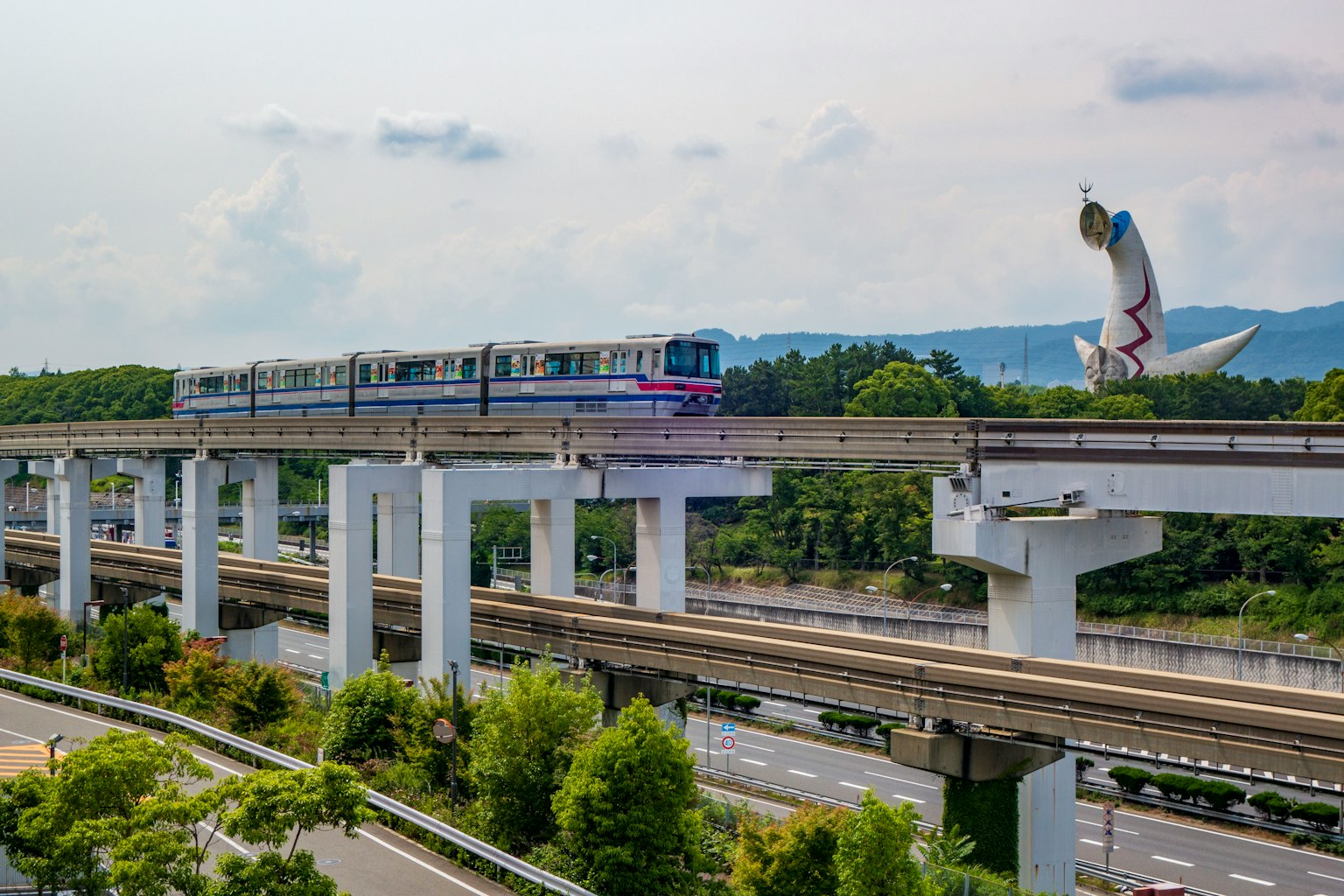 一列高架火車穿過郁郁蔥蔥的風景