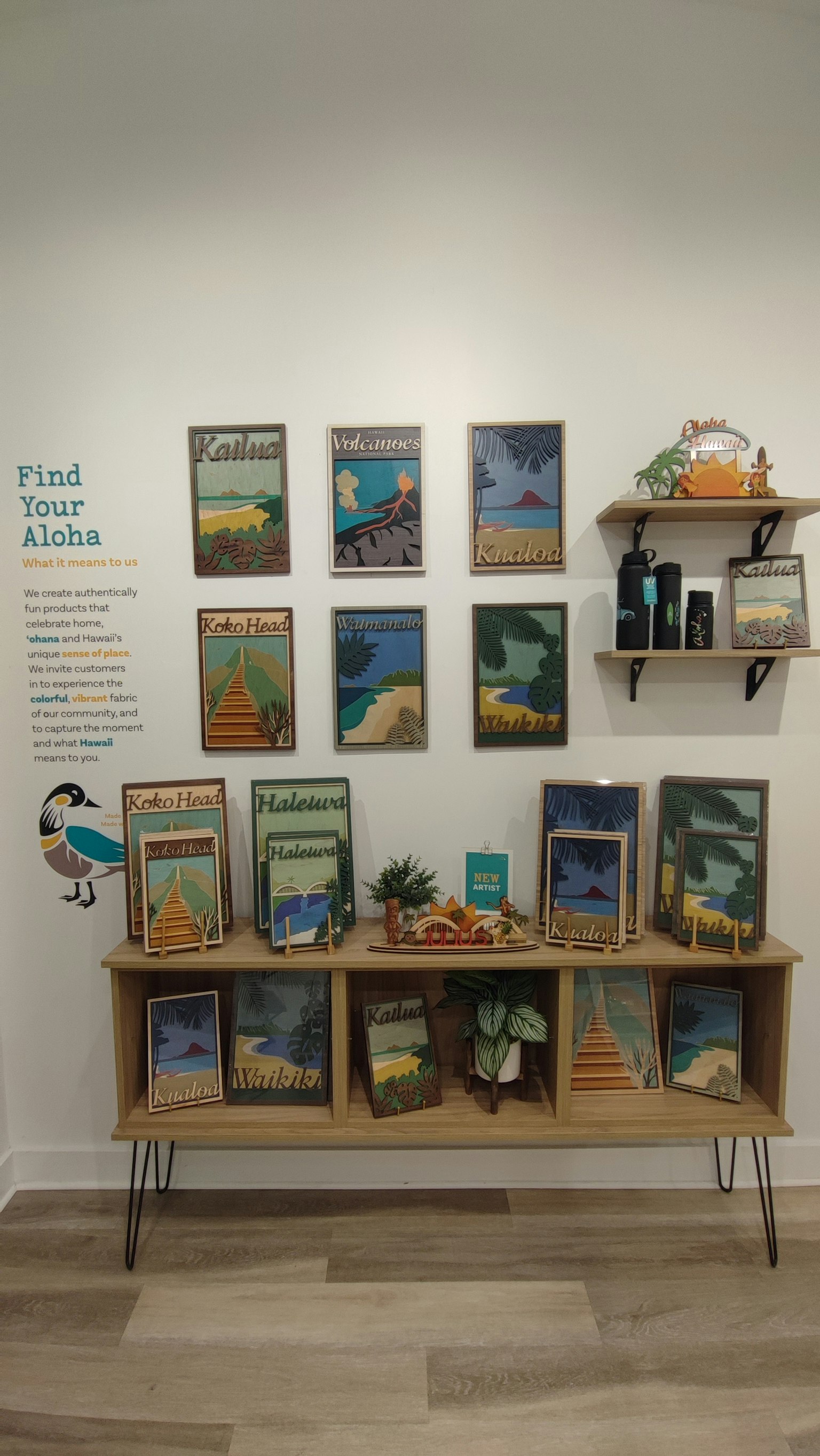 Wanddisplay mit verschiedenen Kunstwerken und Informationsmaterialien