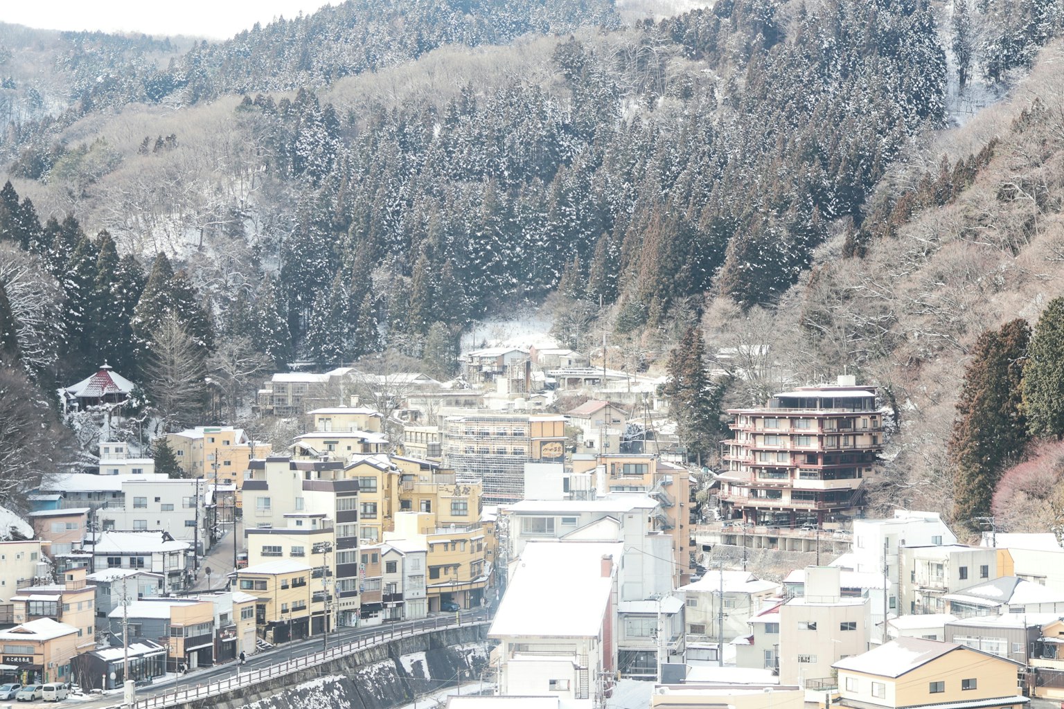 Paysage d'une ville thermale enneigée entourée de montagnes