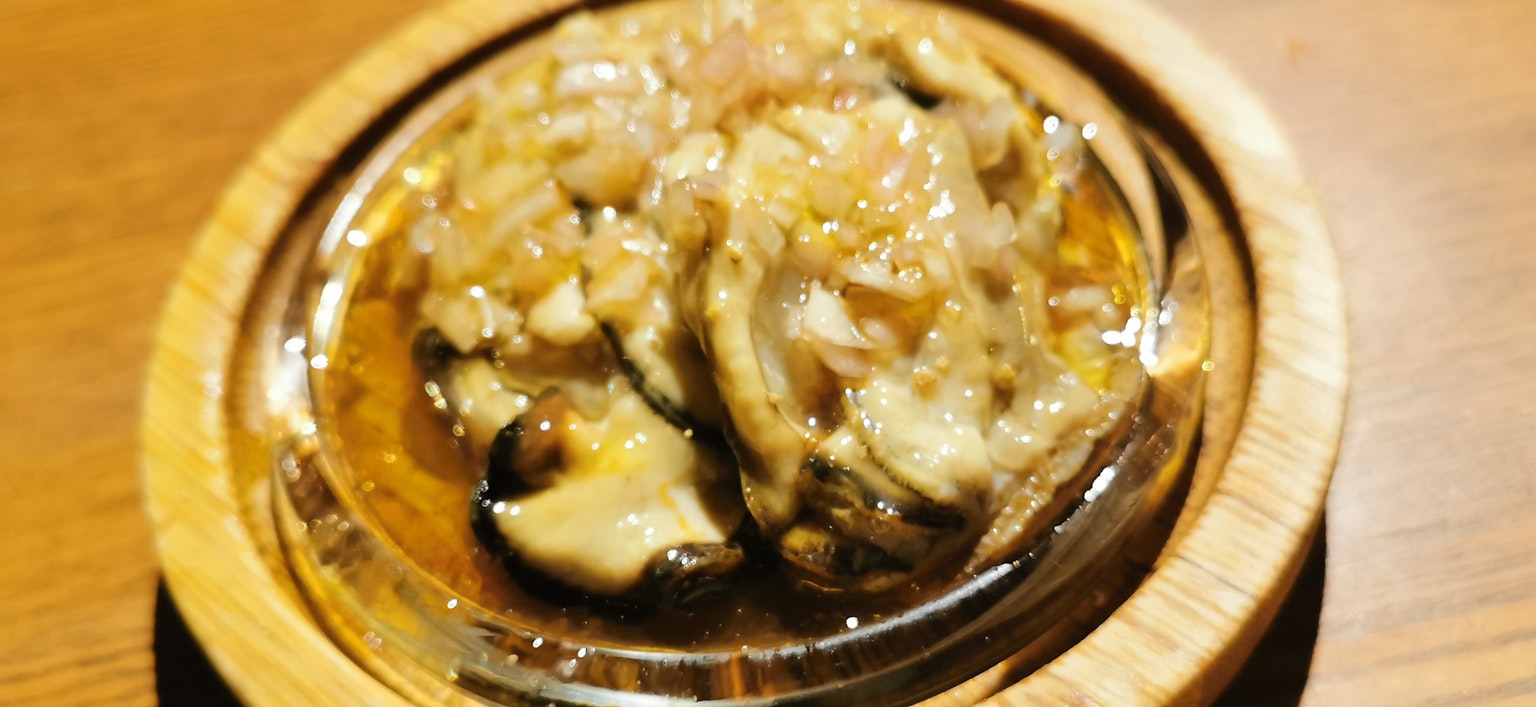 Piatto di frutti di mare freschi servito in un piatto di legno