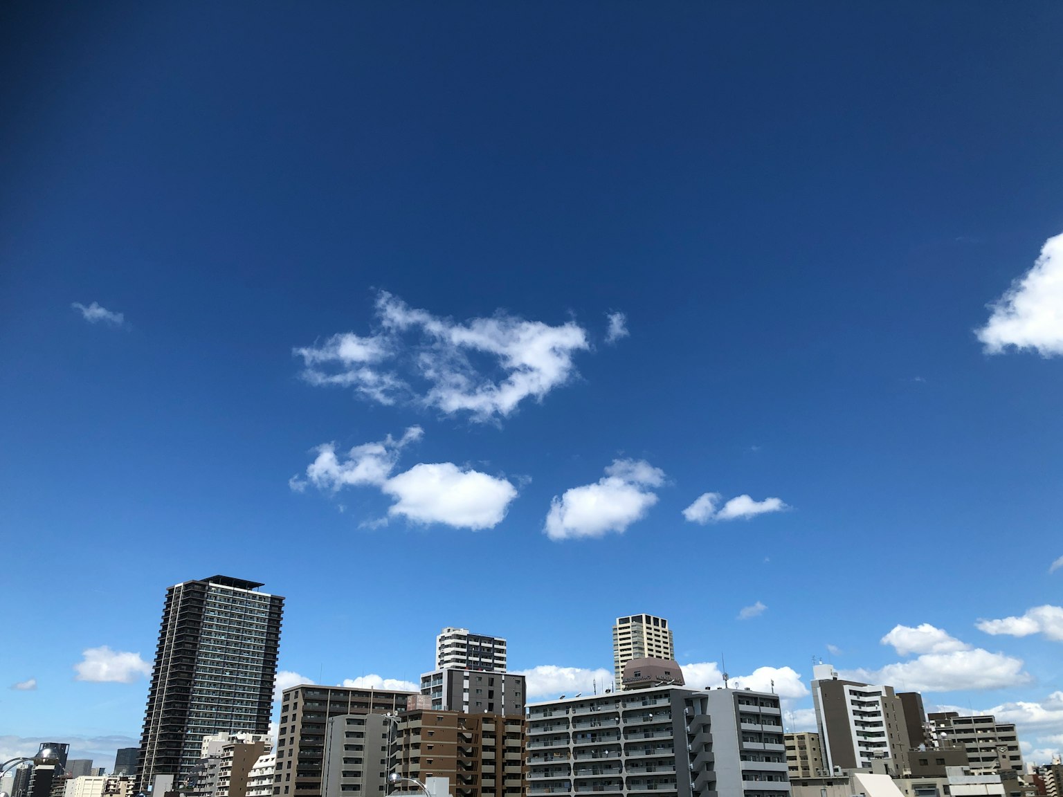 Horizon urbain avec ciel bleu clair et nuages blancs