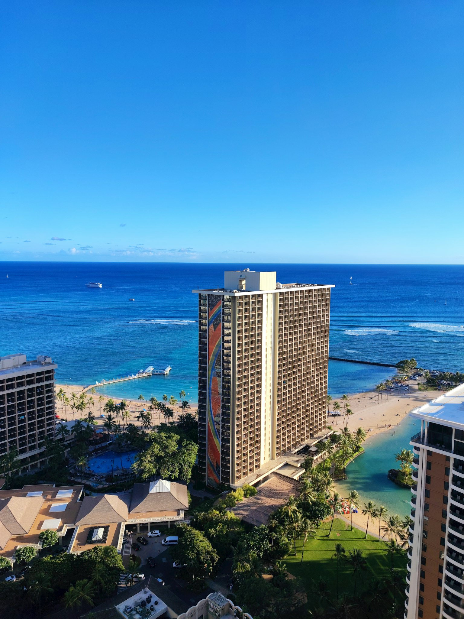 Edificio de gran altura con vista al océano en un resort hawaiano