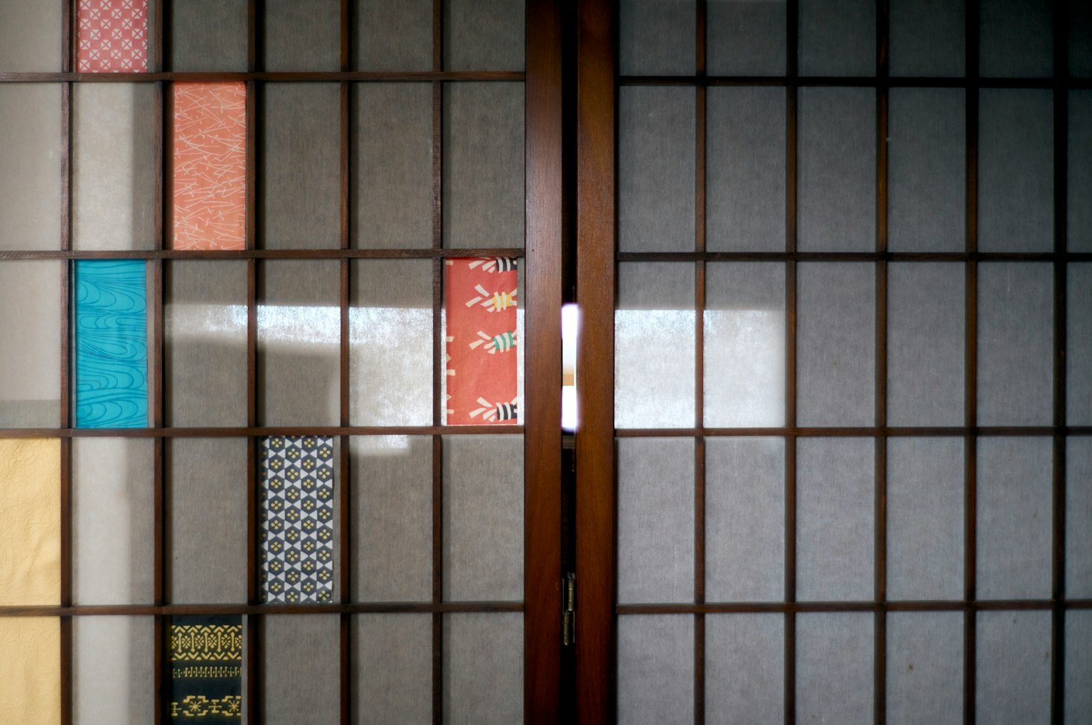 Schermo shoji giapponese con decorazioni colorate e motivi