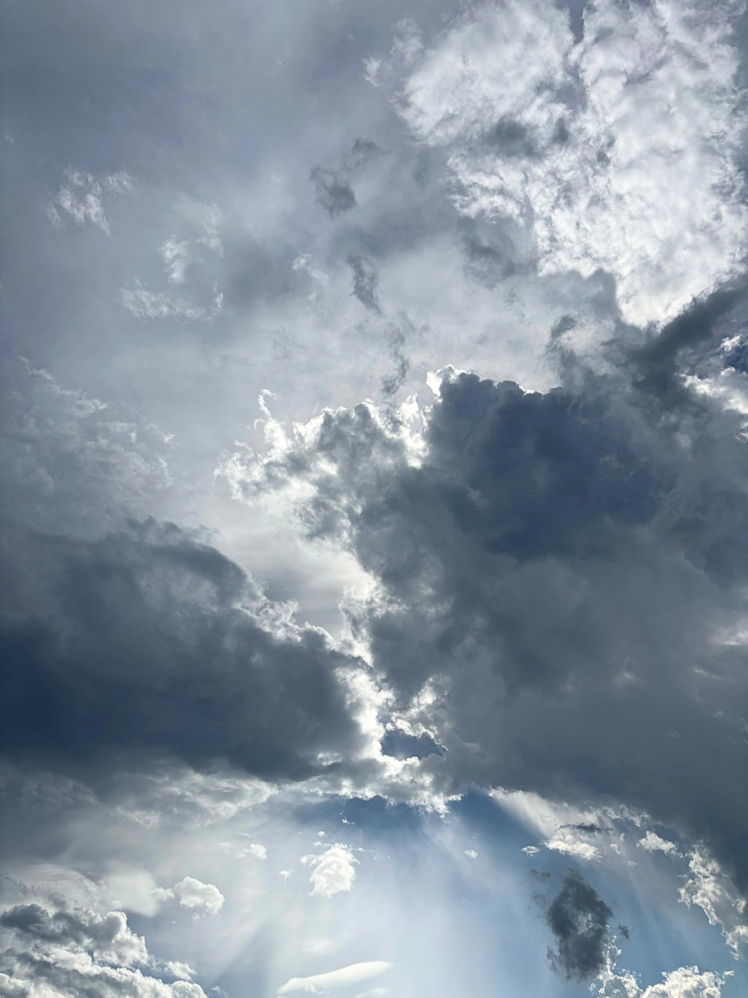 Cielo dramático con nubes y luz del sol que se filtra