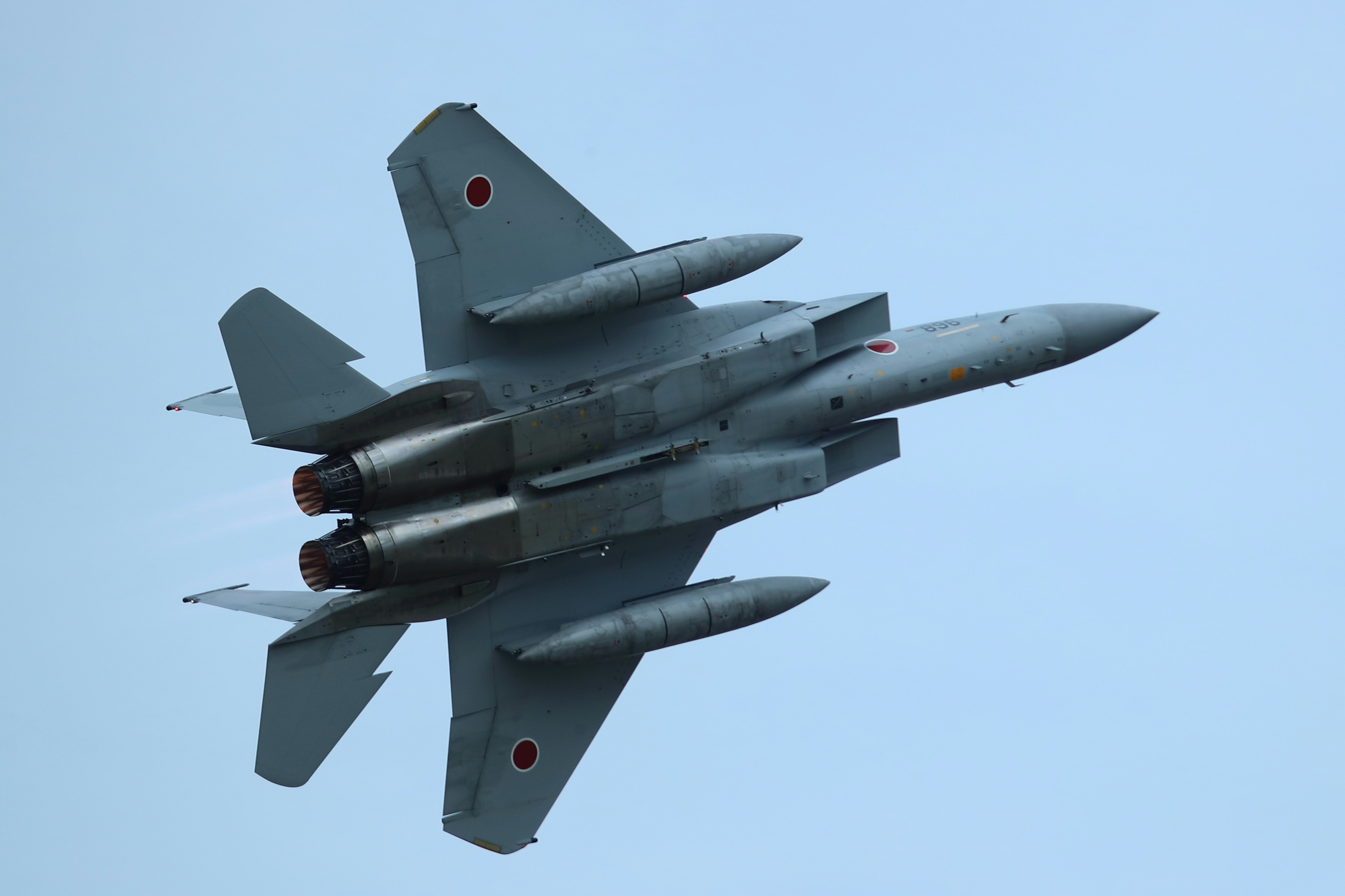 天空中編隊飛行的戰鬥機