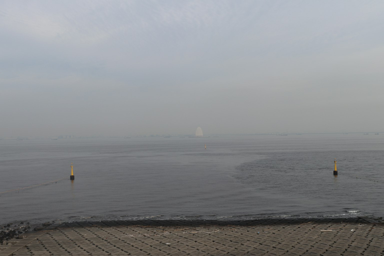 宁静的海景，雾中的船和轻柔的波浪