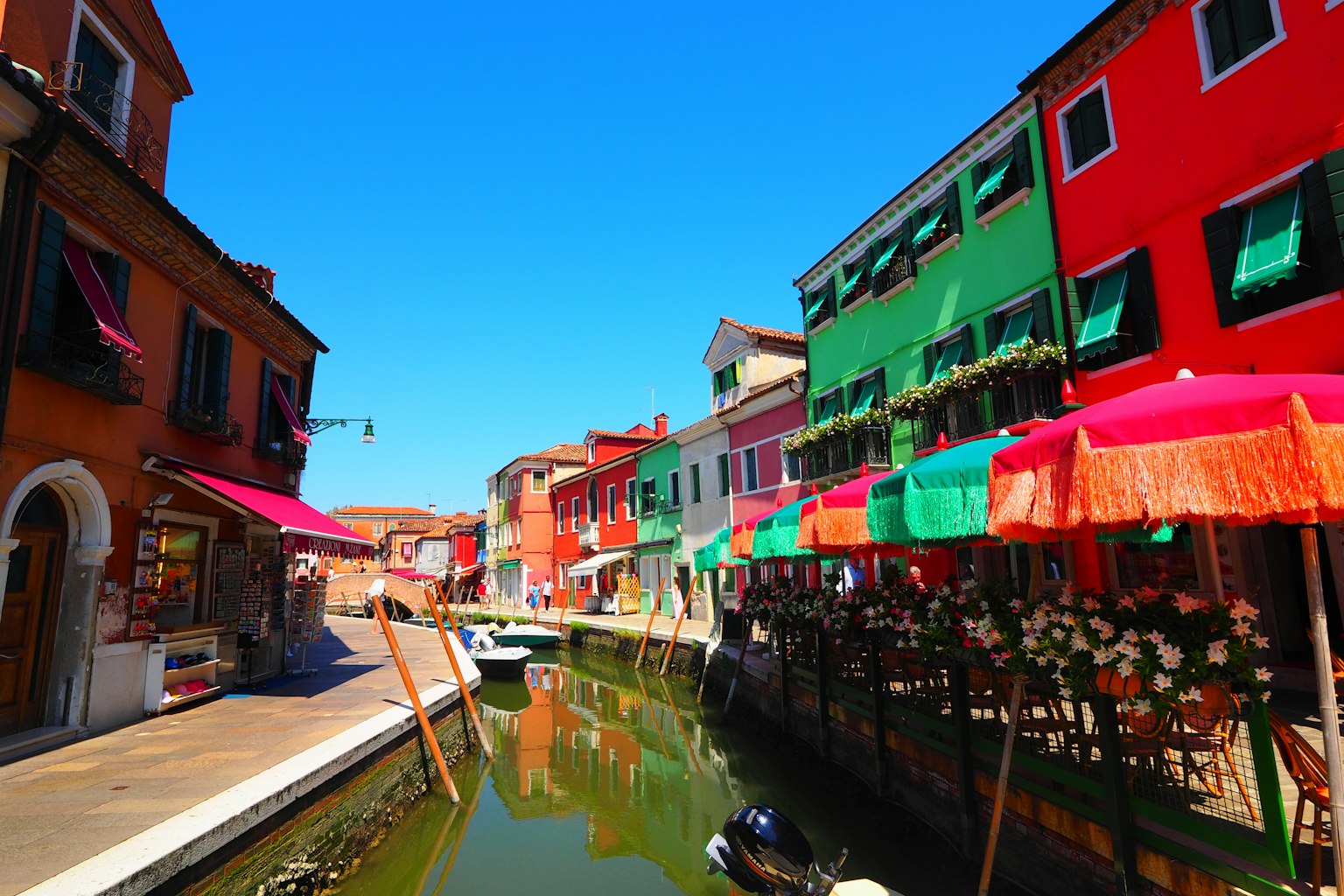 Bâtiments colorés le long d'un canal à Burano