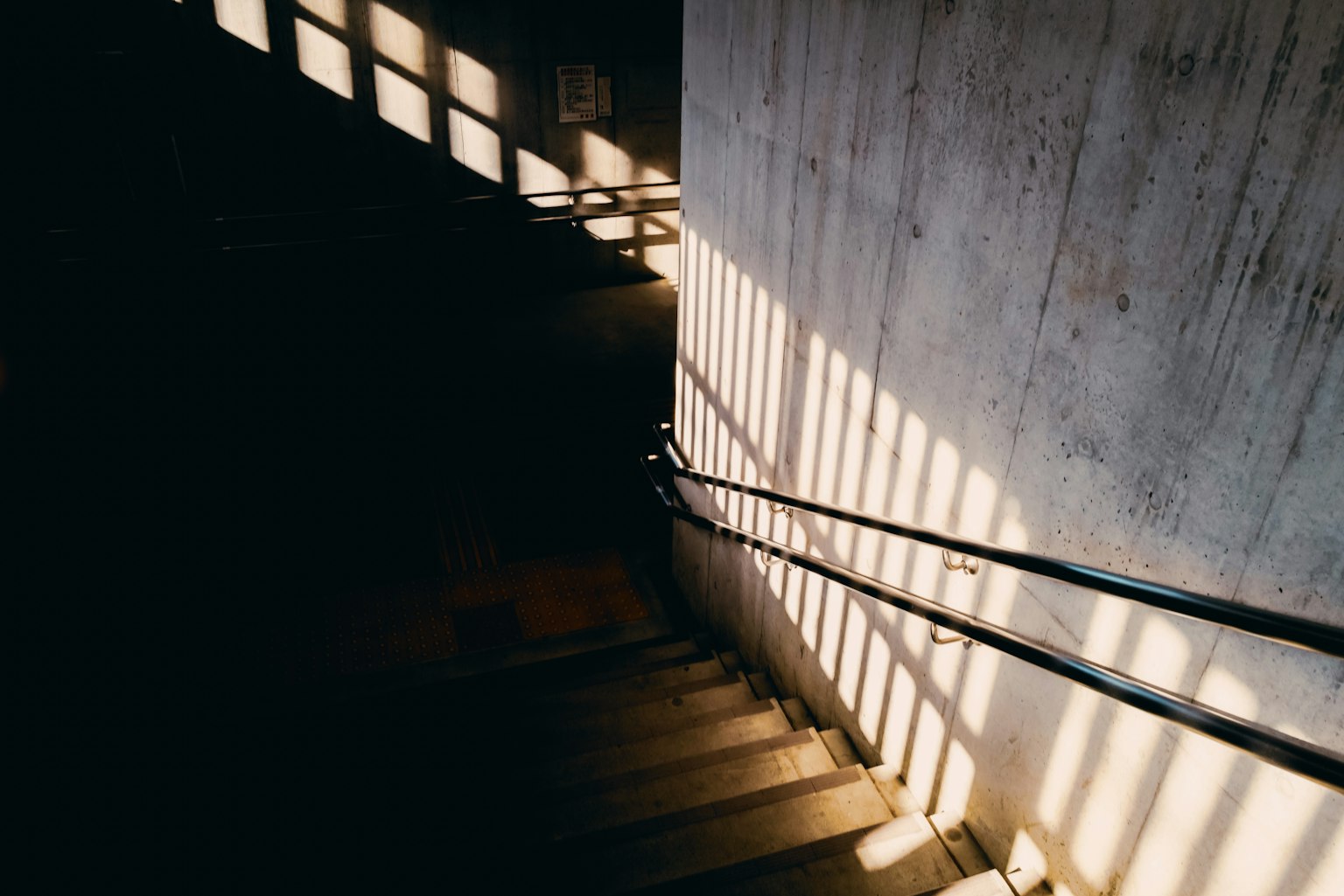 Scalinata con contrasto di luce e ombre sui gradini