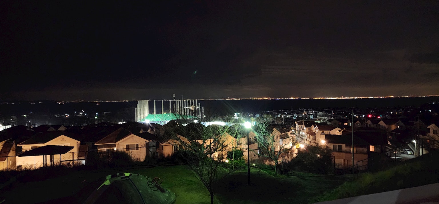 Vista panorámica de un horizonte urbano y un área residencial de noche