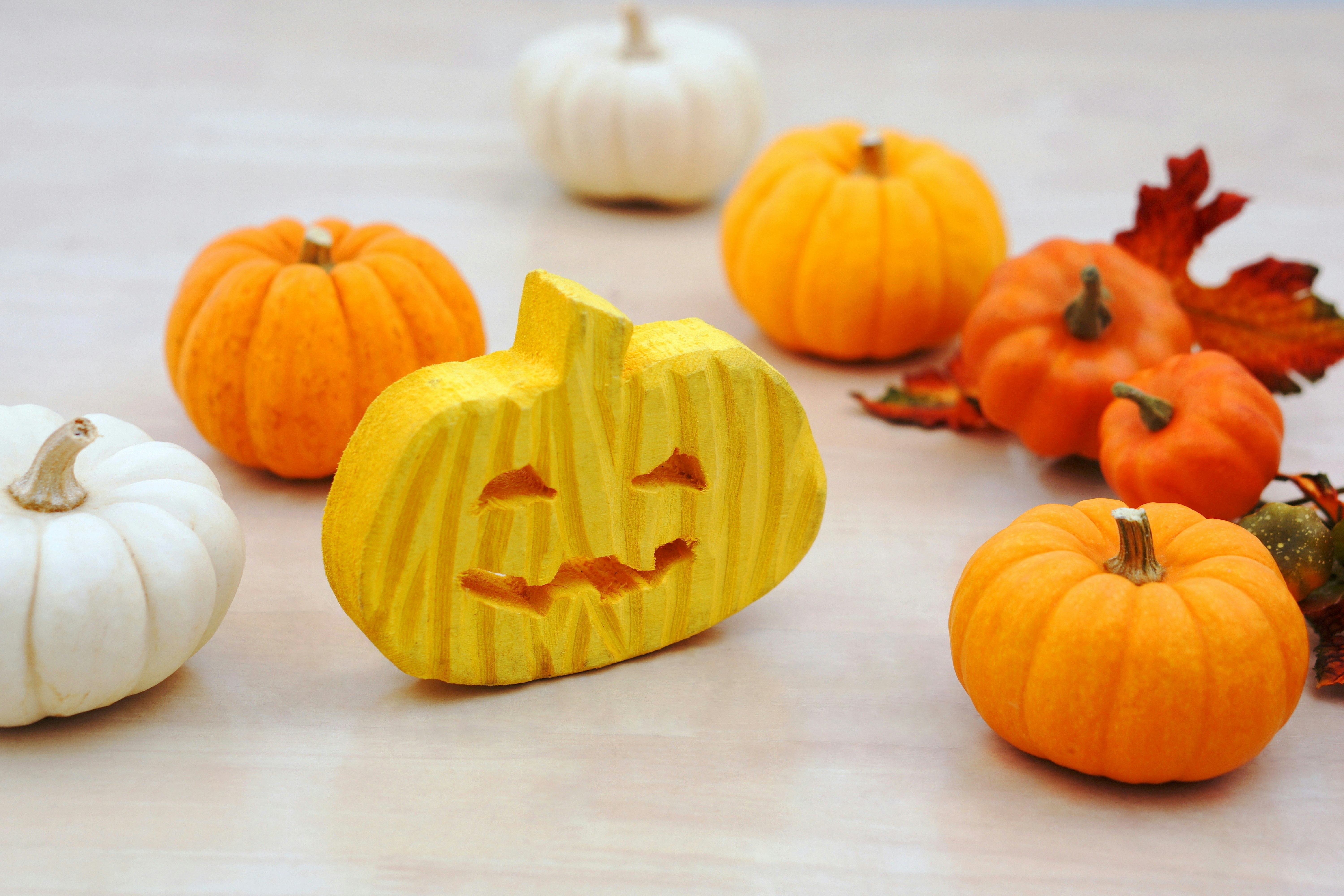 かぼちゃと秋の葉のあるハロウィン風テーブルの静物画像