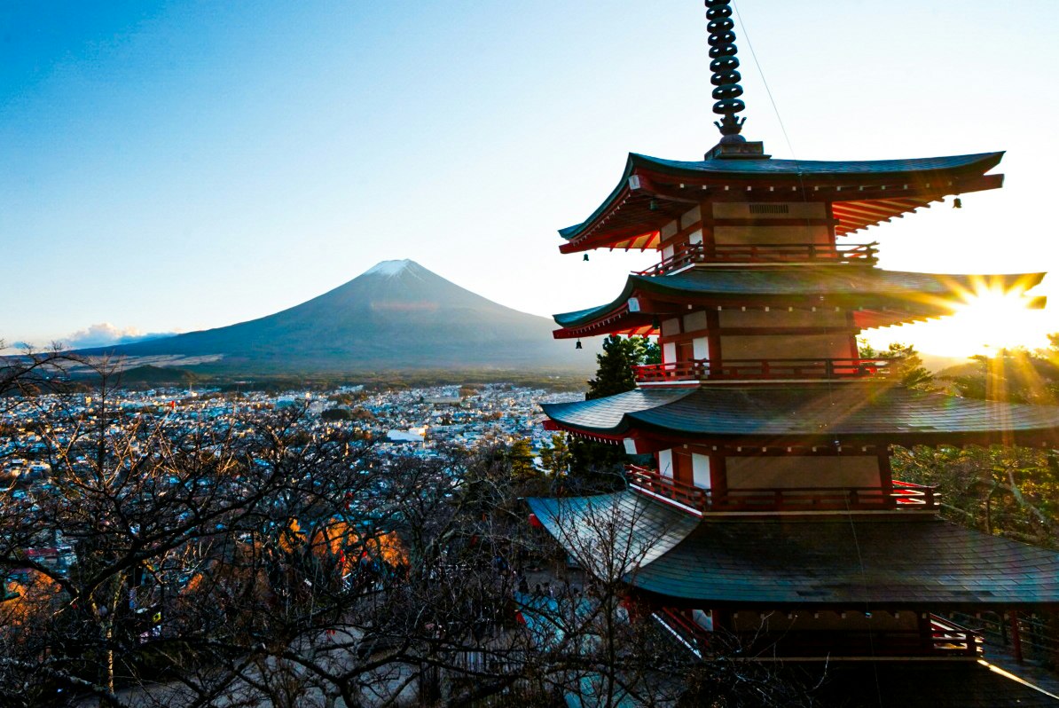 Monte Fuji con cerezos en flor cerca de Kawaguchiko