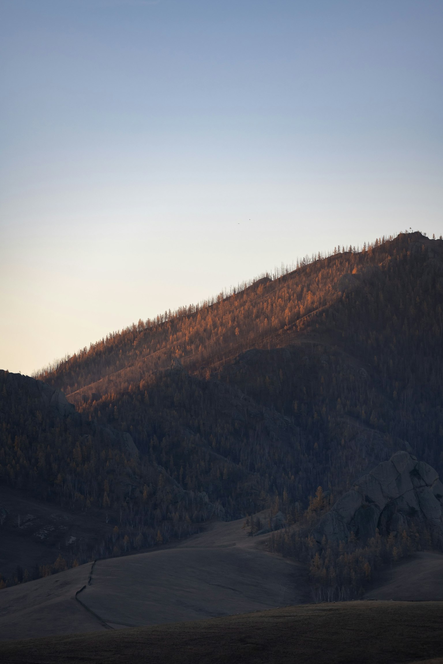Silhouette des montagnes au crépuscule avec des teintes chaudes