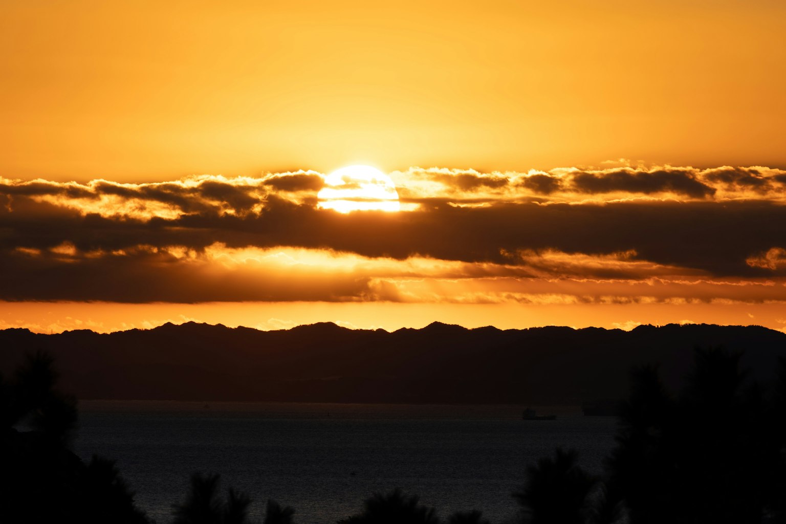 Hoàng hôn đẹp với mây và núi silhouetted