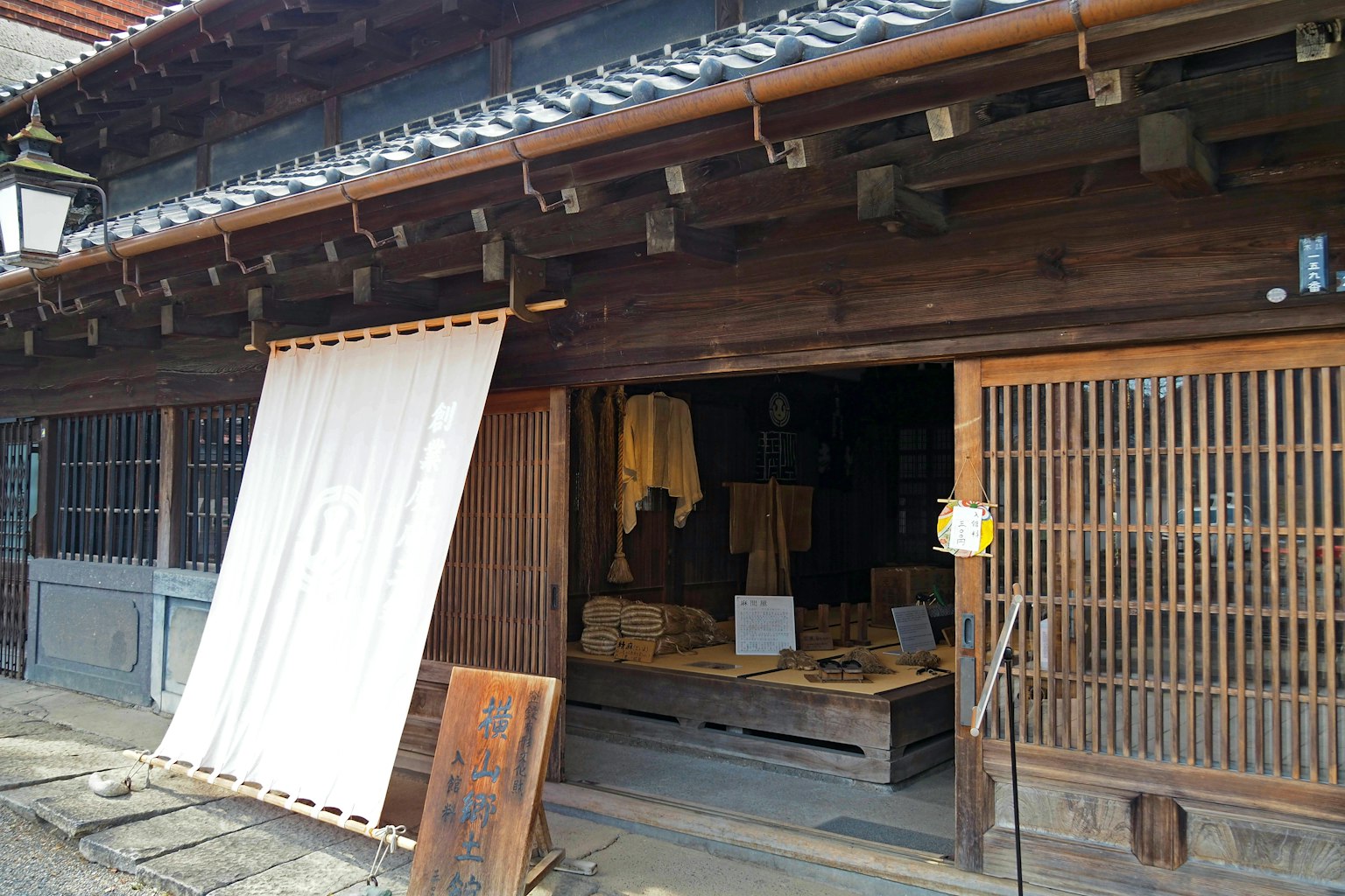 老式日本商店的外观，具有木质结构和白色暖帘