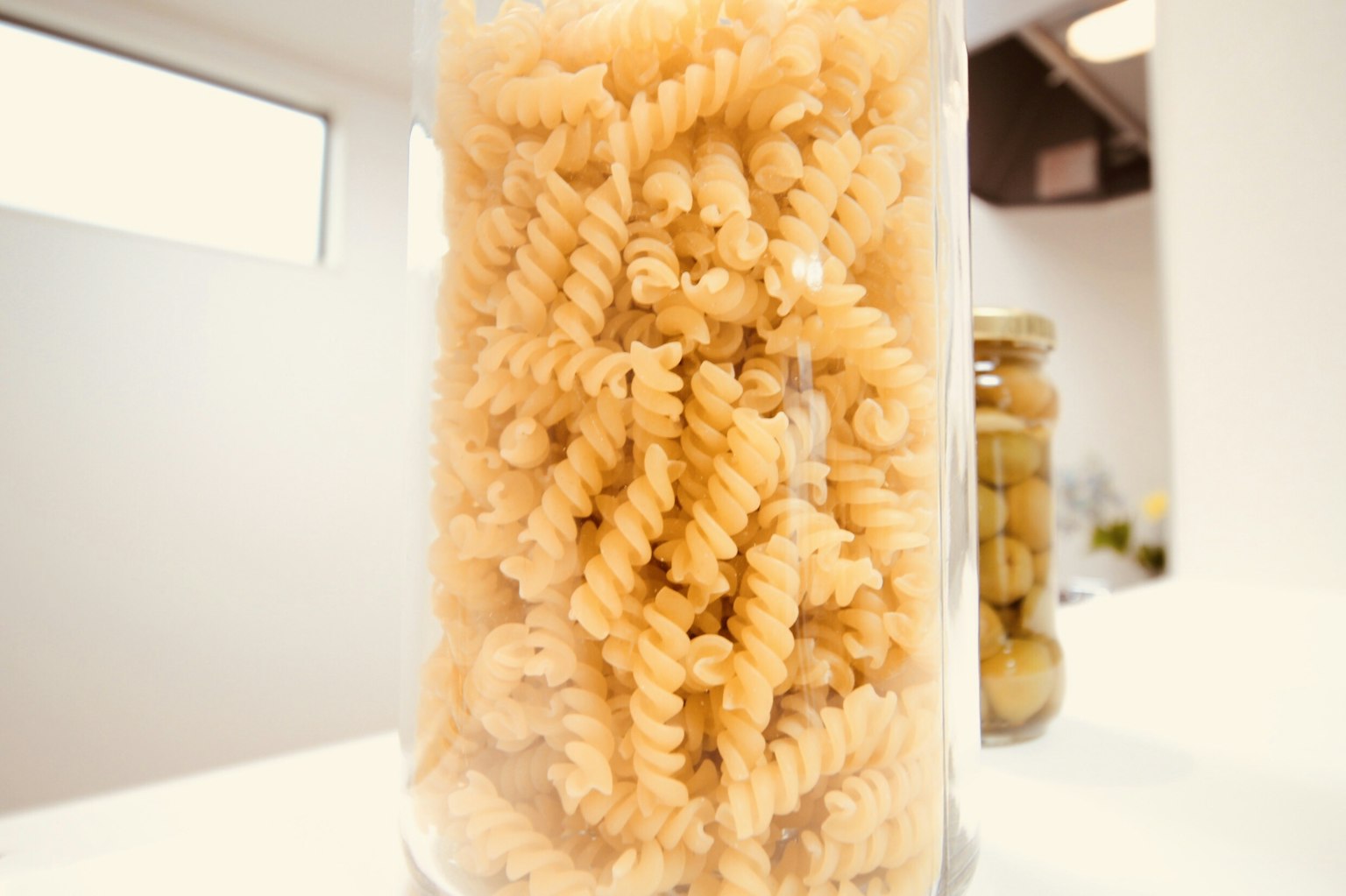 Gros plan de pâtes fusilli dans un bocal transparent