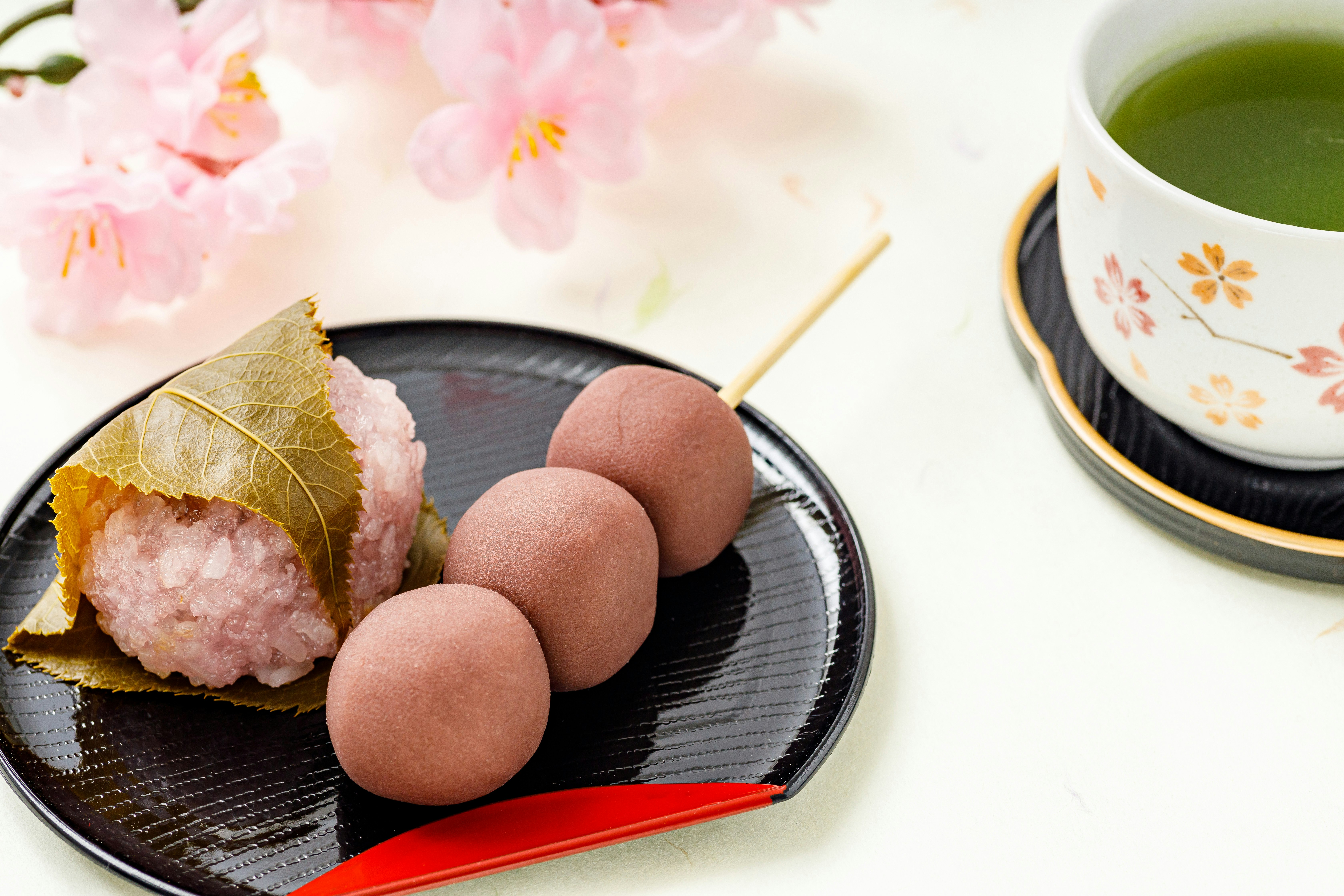桜餅とお団子、抹茶のある和菓子の盛り合わせ