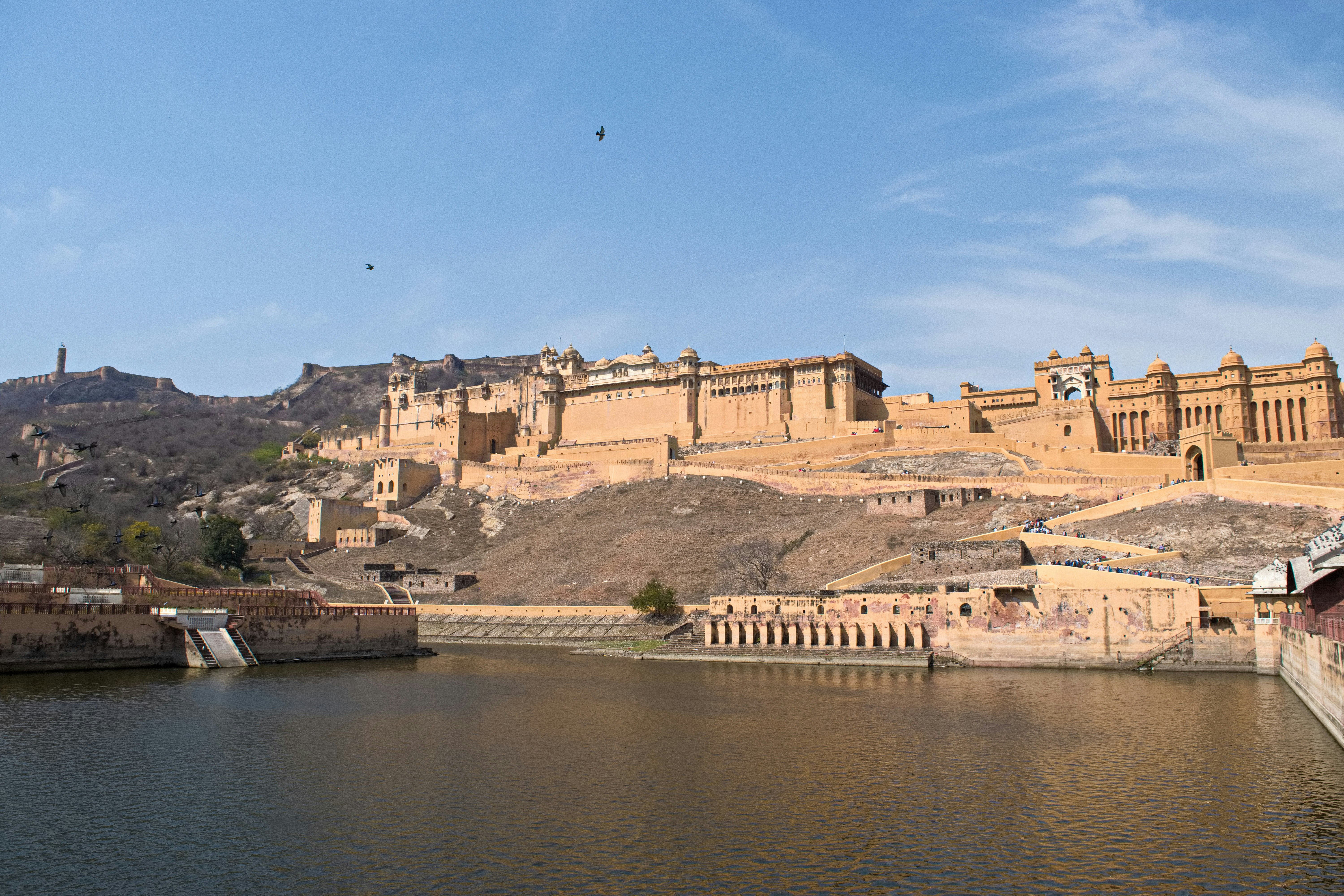 vista de una fortaleza histórica junto al río