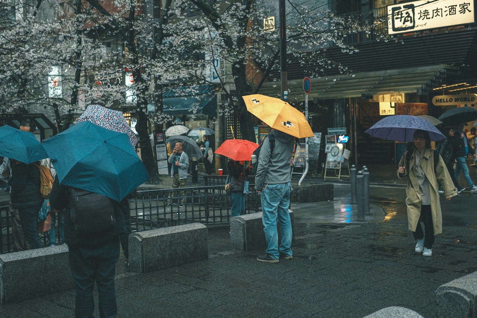 Des personnes marchant sous la pluie avec des parapluies dans une scène urbaine