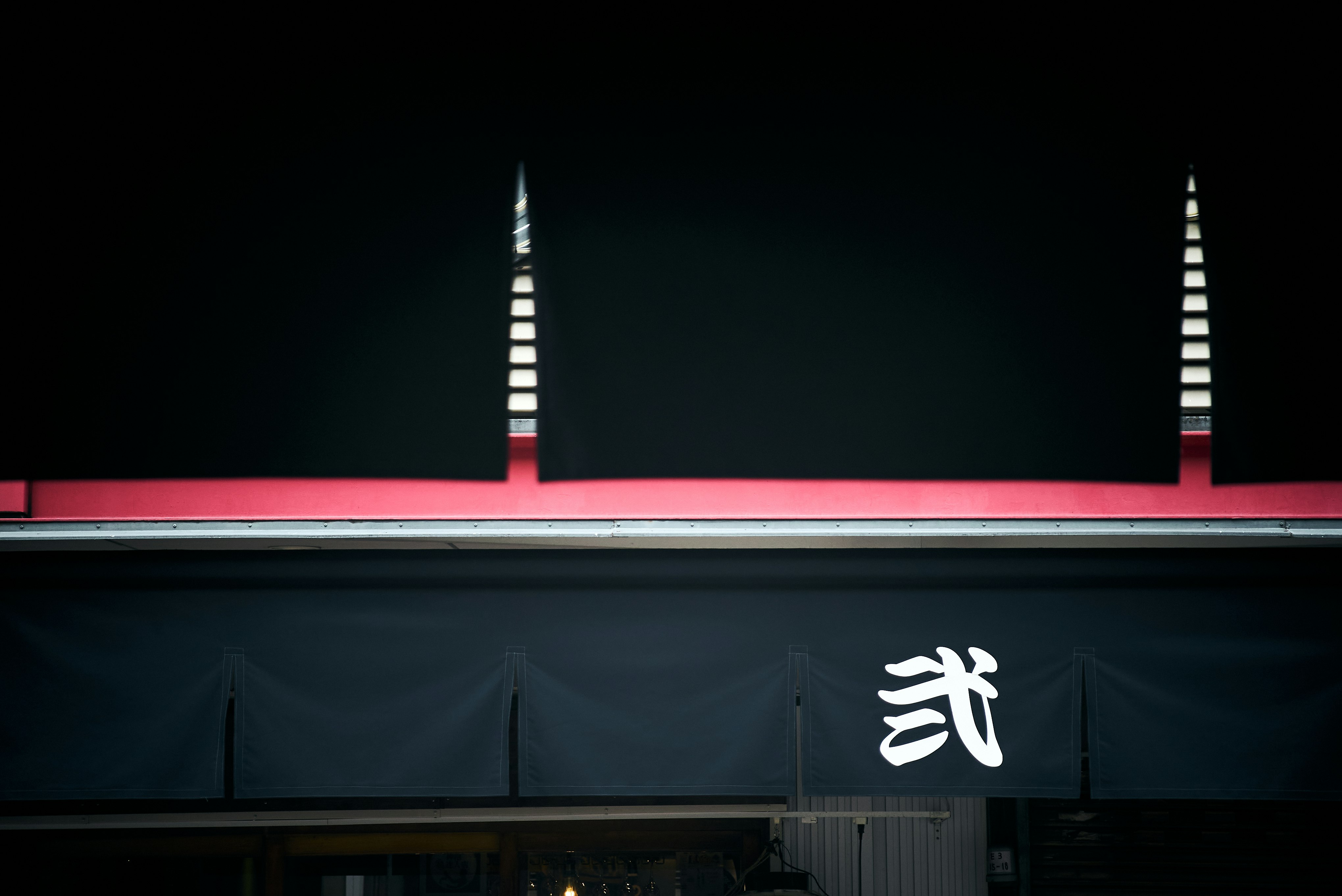 夜の屋台風の店先と提灯のある通り