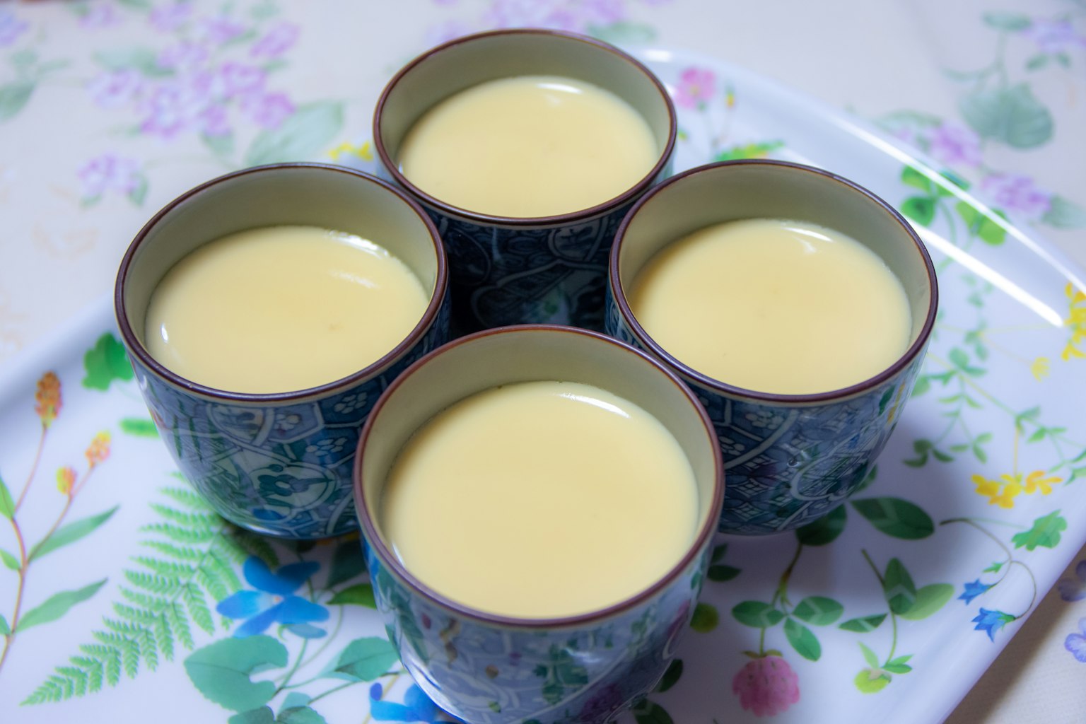 Vier Tassen mit cremigem Pudding-Dessert