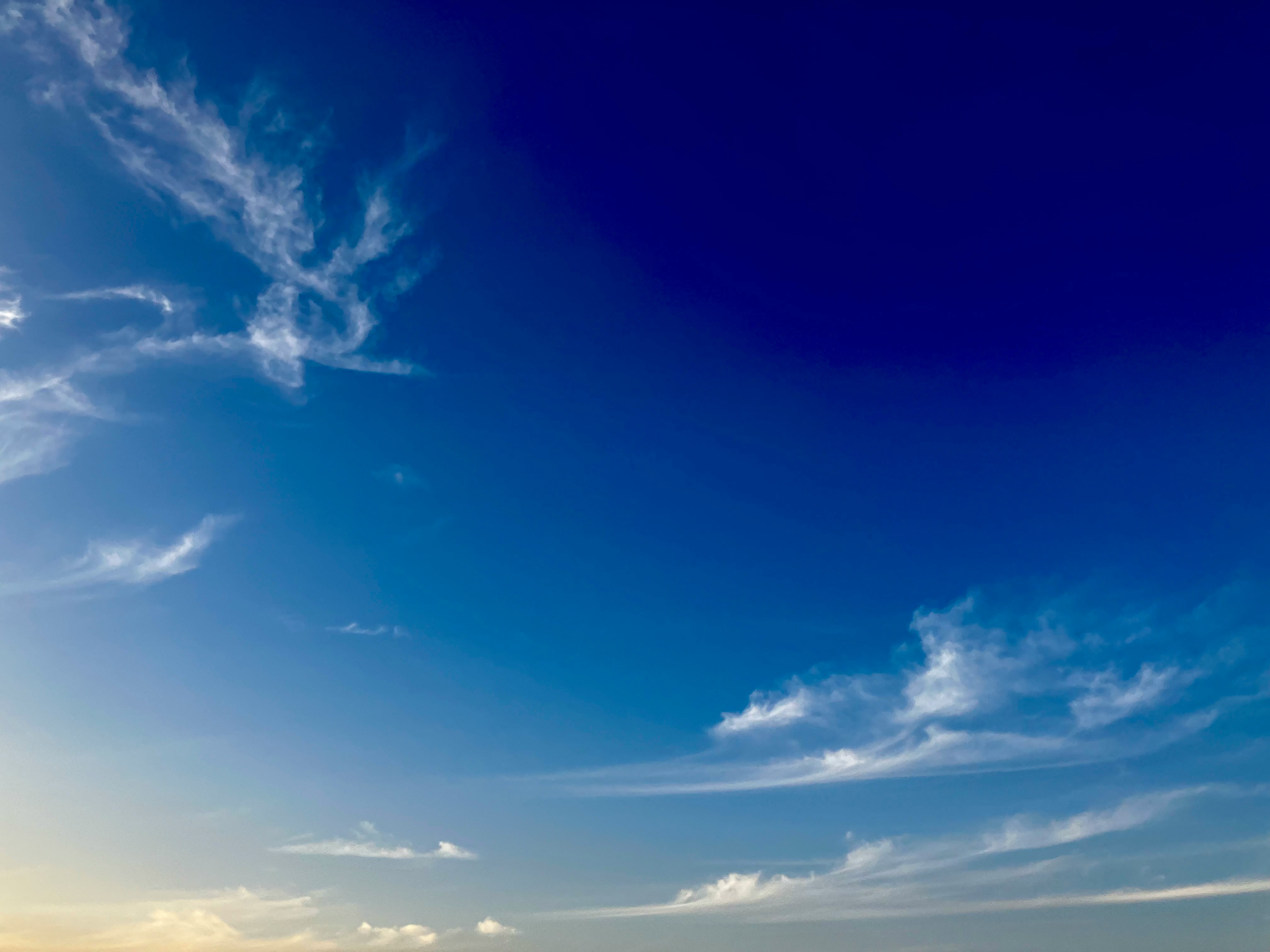 ciel bleu avec des nuages en mouvement