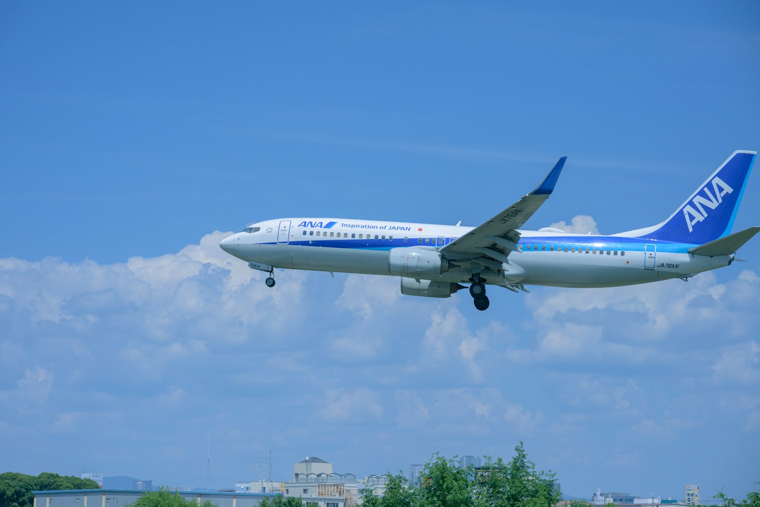 ANA飛機在藍天和白雲中飛行
