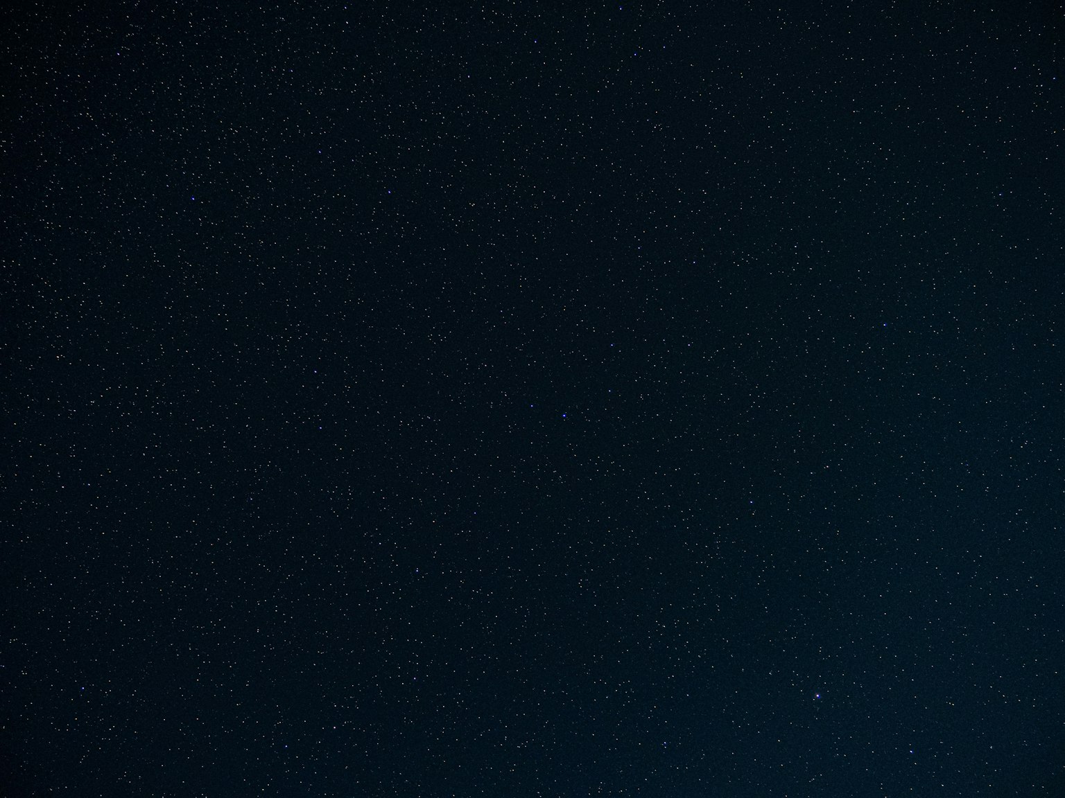 Langit malam berbintang dipenuhi dengan banyak bintang yang bersinar