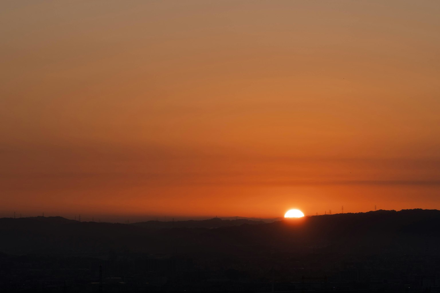 夕日が地平線に沈む美しい風景