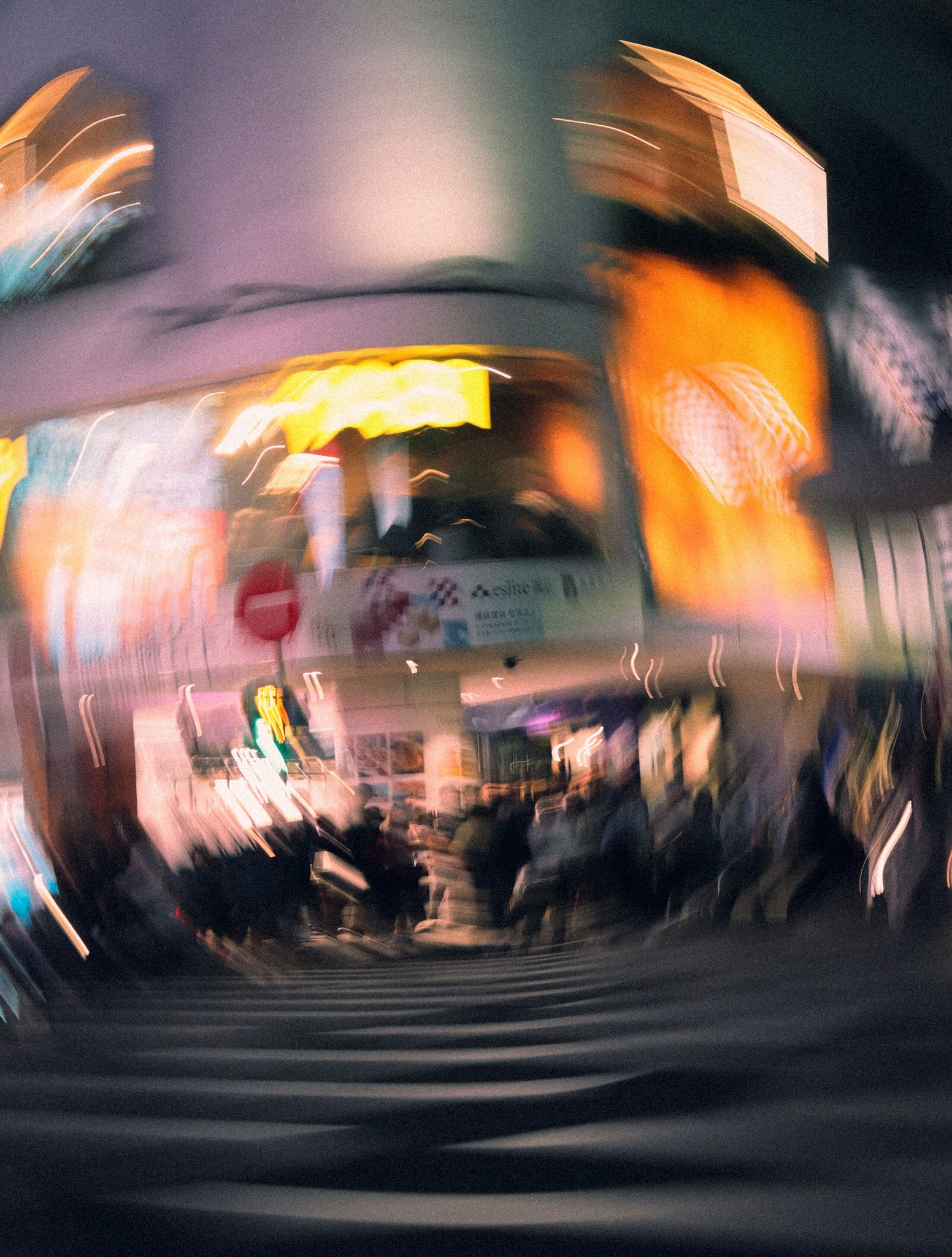 夜の街で人が行き交うブレた光景