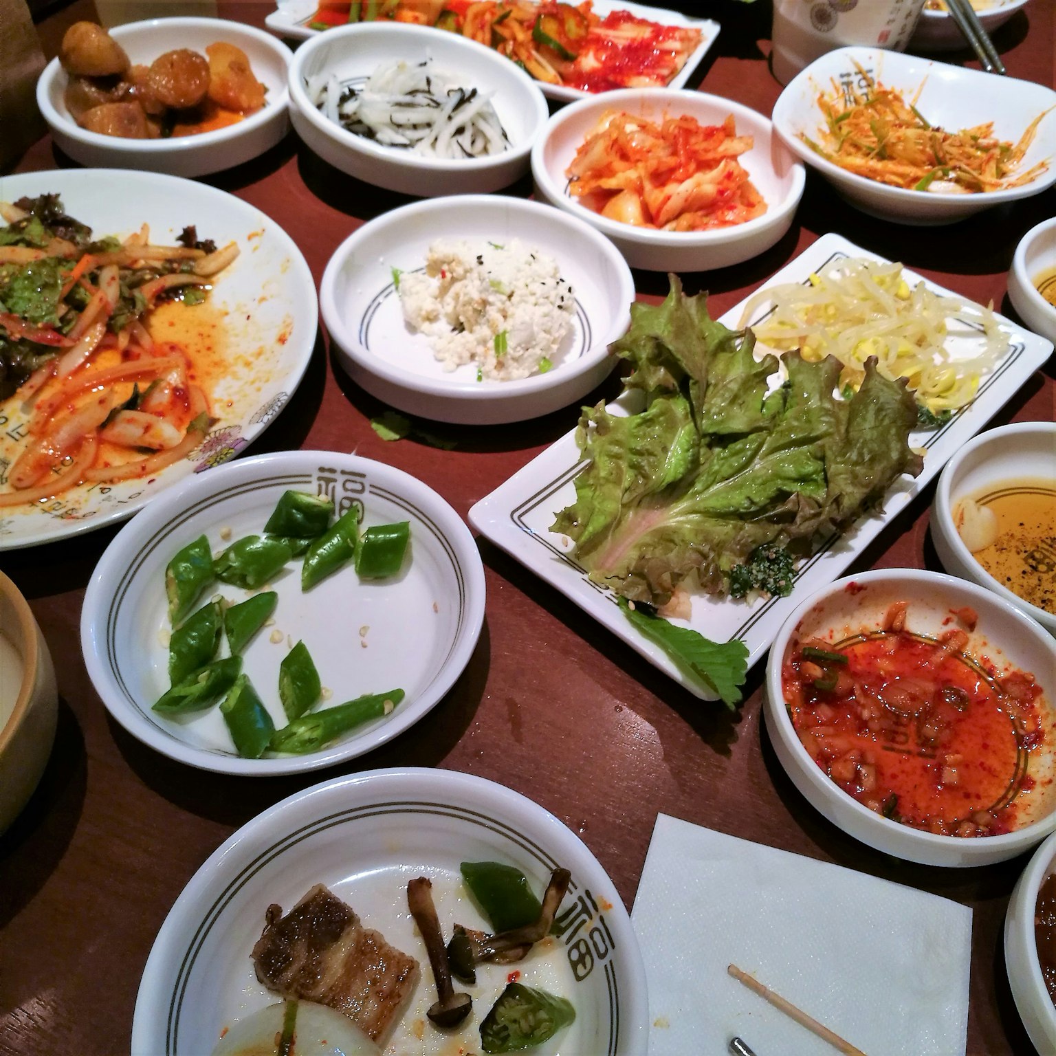 Table remplie de divers plats banchan coréens