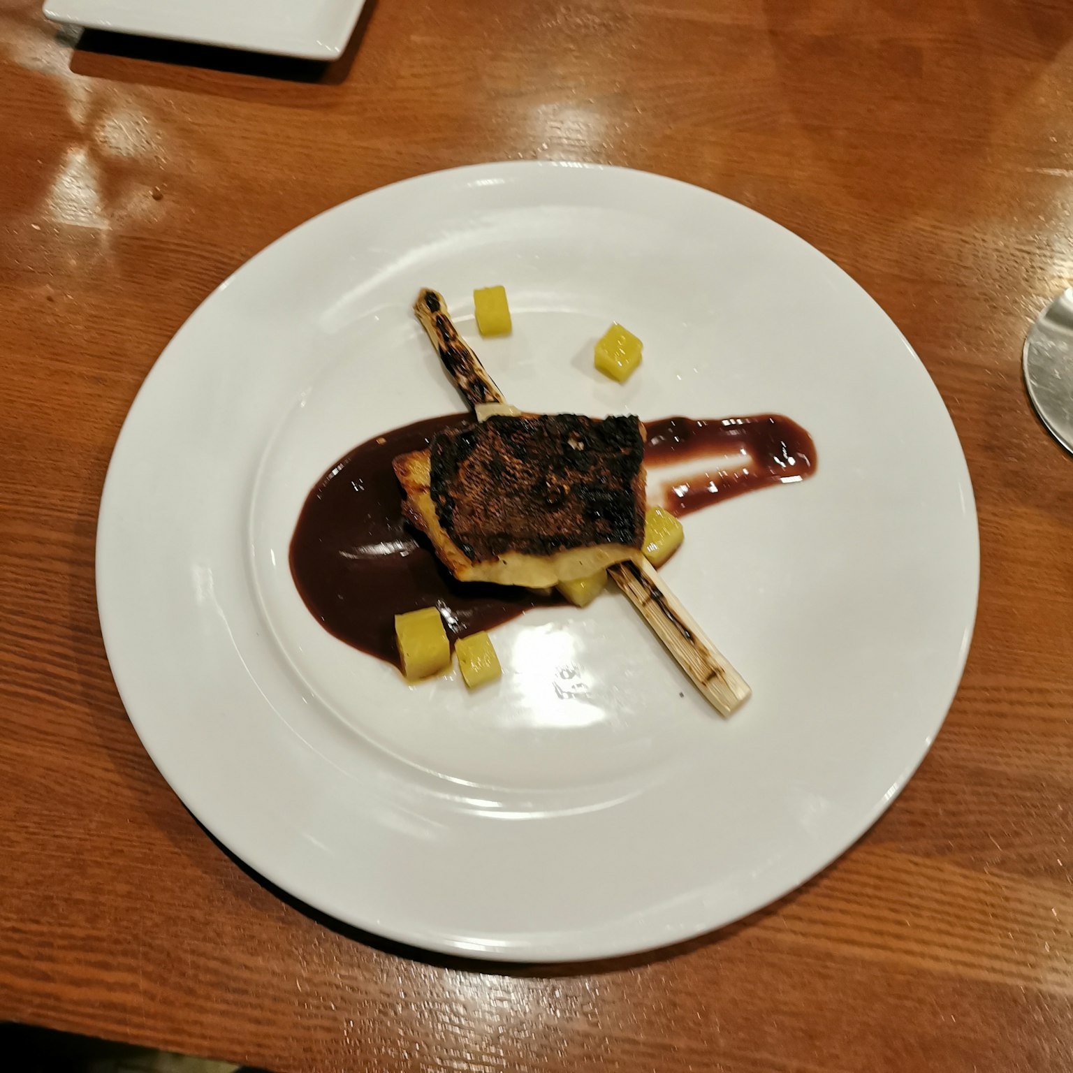 Daging panggang dengan saus dan hiasan buah