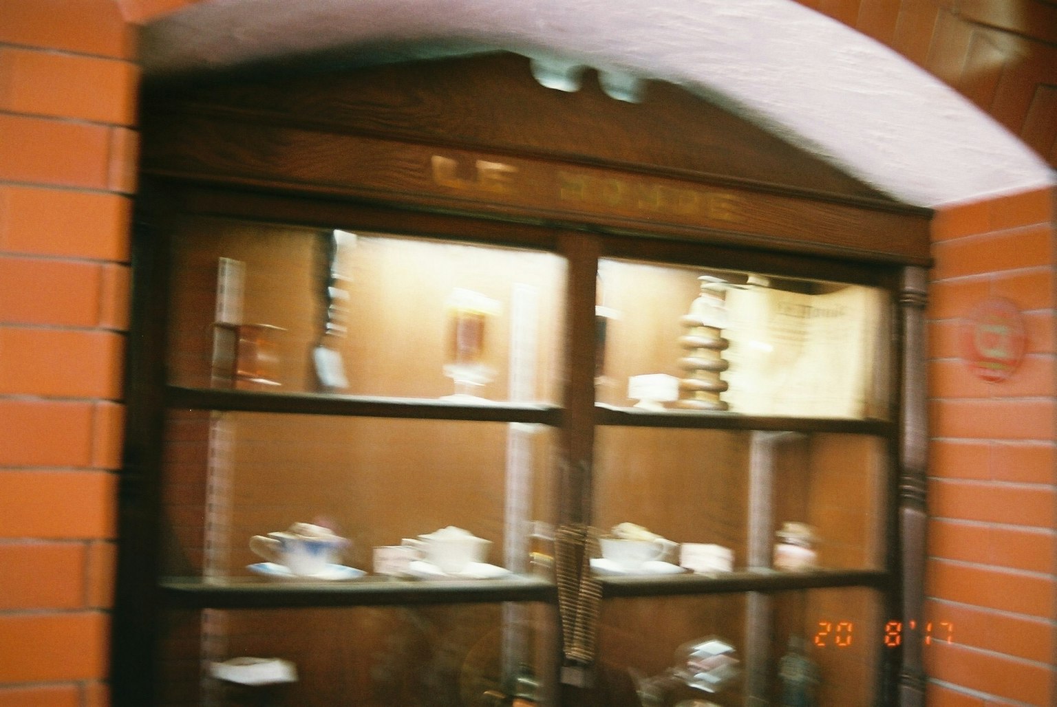 木製展示櫃展示陶瓷物品和裝飾品