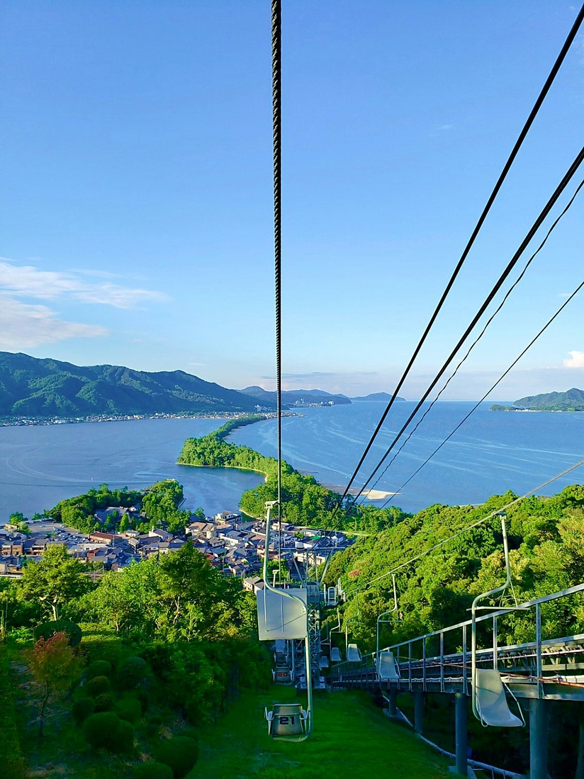 天橋立の海と松林を望むリフトの眺め
