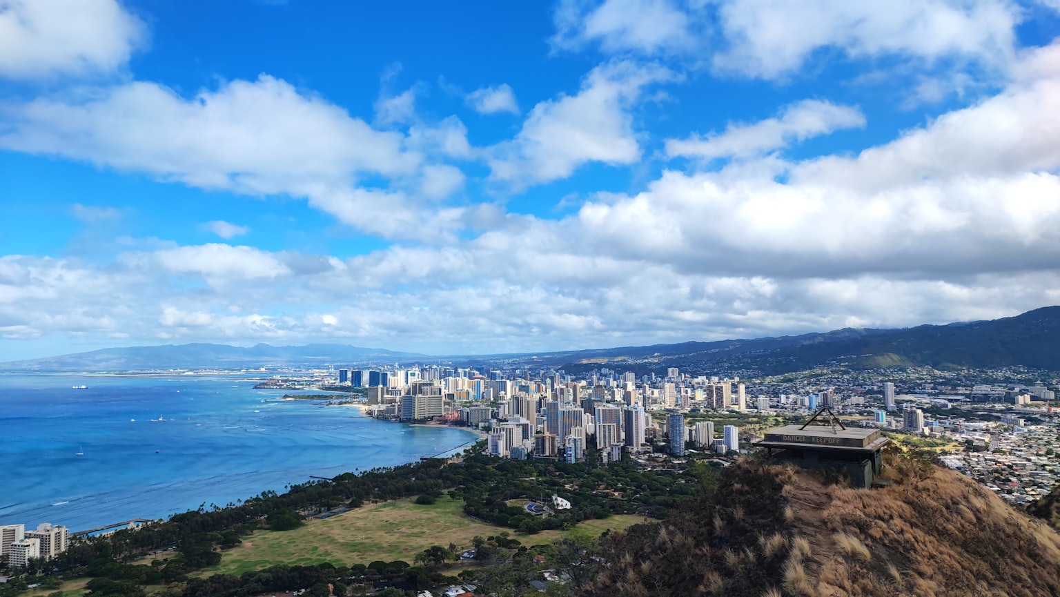 鑽石頭火山口和檀香山城市景觀的全景