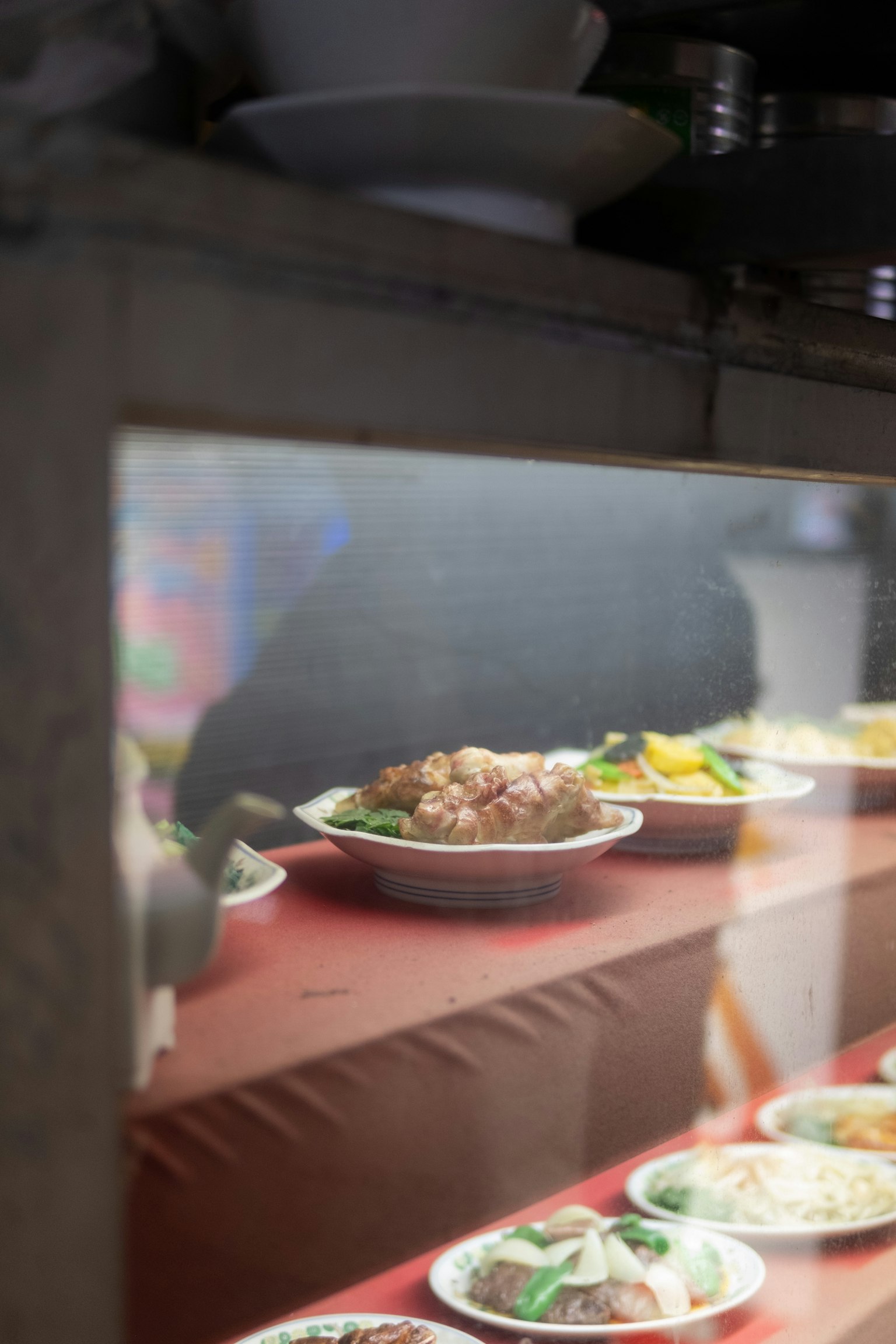 Foto einer Glasvitrine mit verschiedenen Gerichten