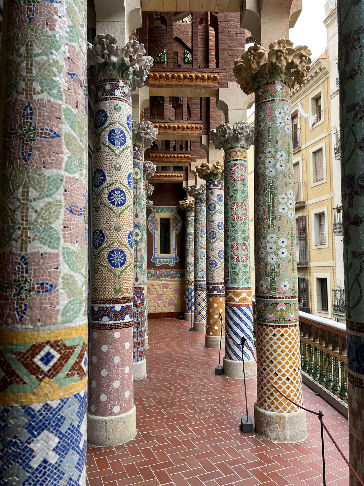ภายในทางเดินที่มีเสากระเบื้องโมเสคหลากสีของ Casa Batlló