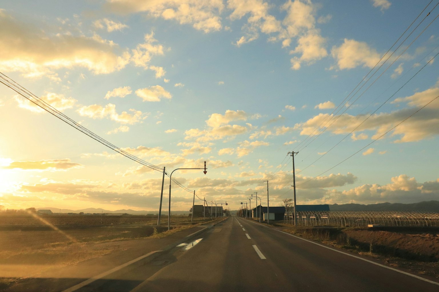 蓝天和云朵下的道路风景与日落