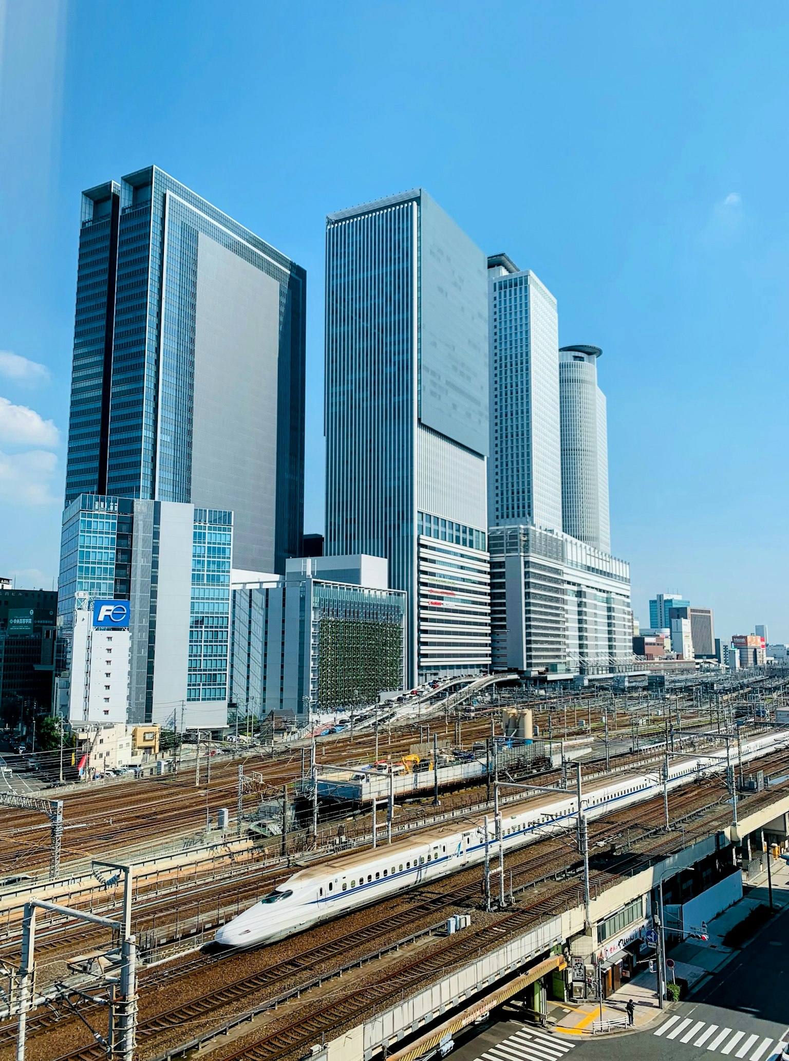 Paisaje urbano con rascacielos y vías de tren