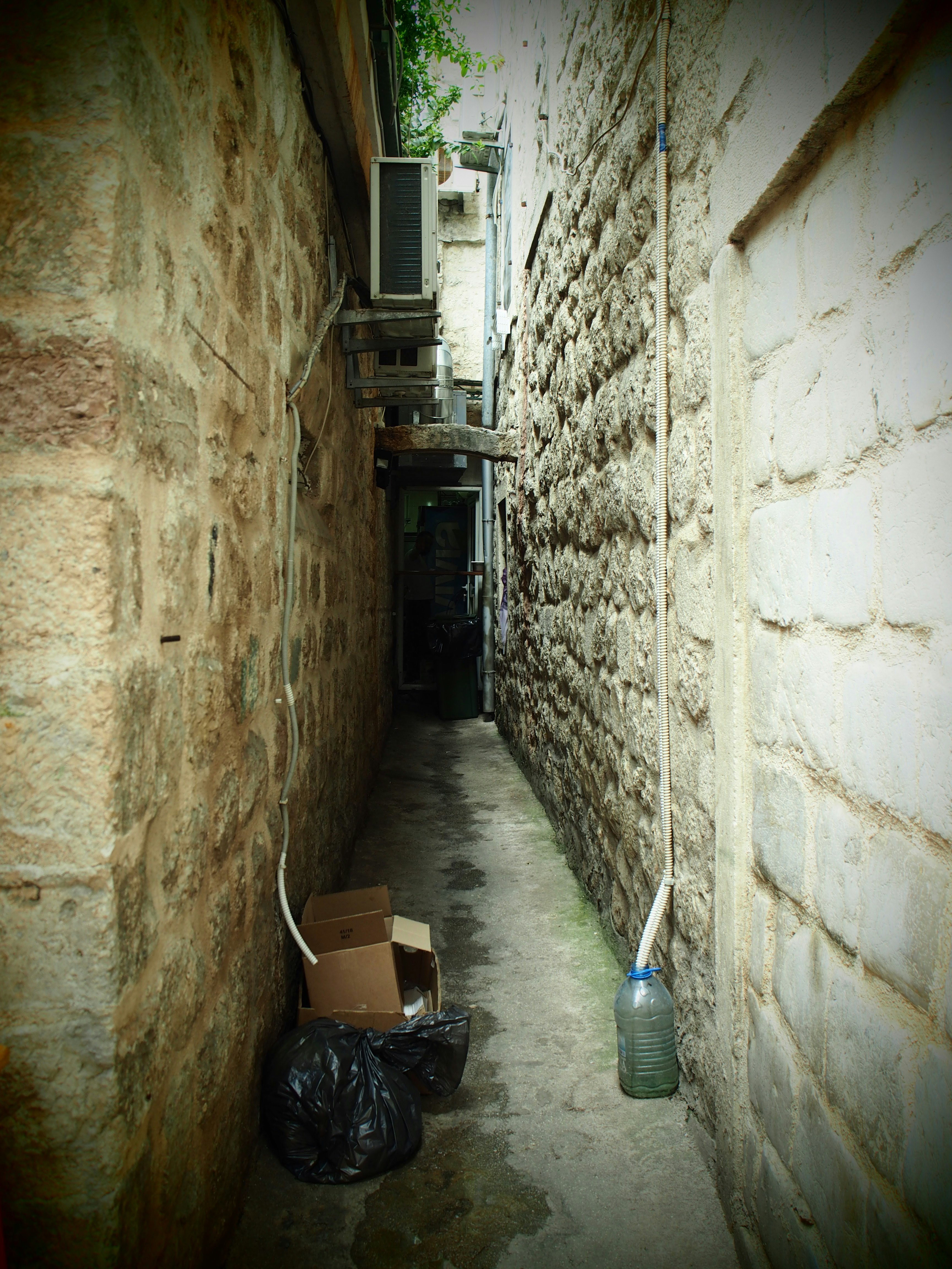 passage étroit entre des murs vieillissants