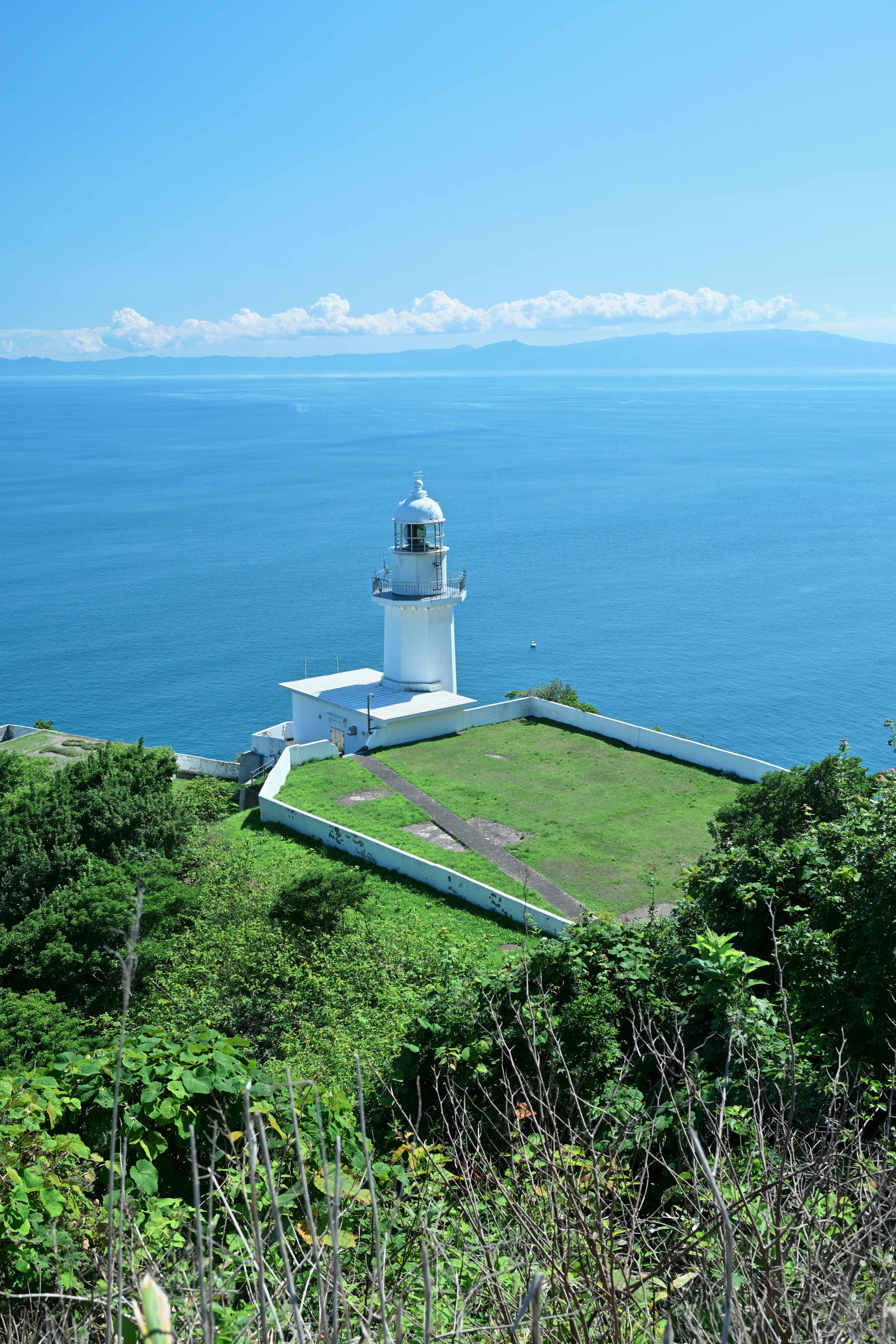 北海道室蘭市・地球岬の海を見下ろす灯台と芝生の展望台