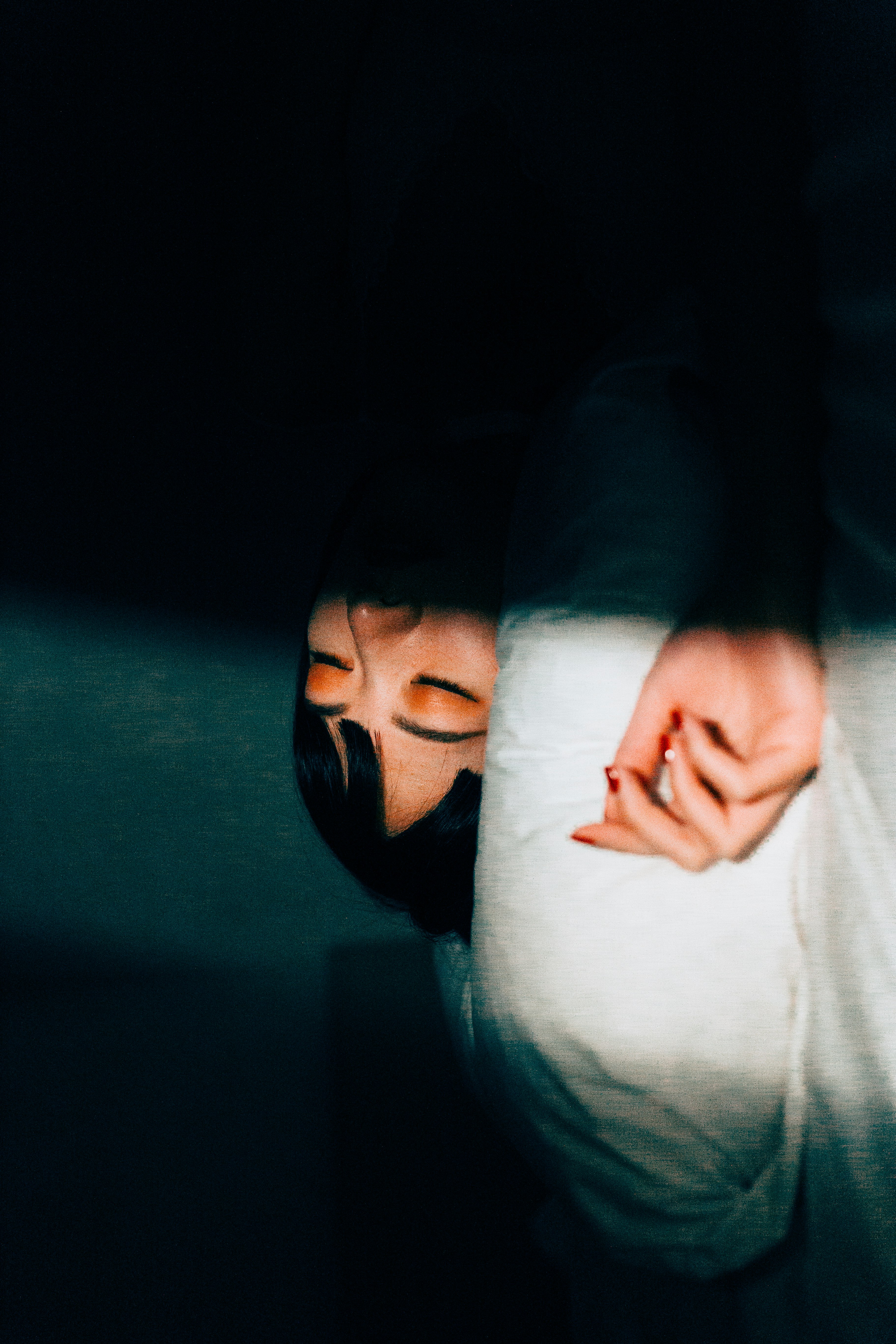 夜の暗がりで寄り添う人物の横顔と抱擁