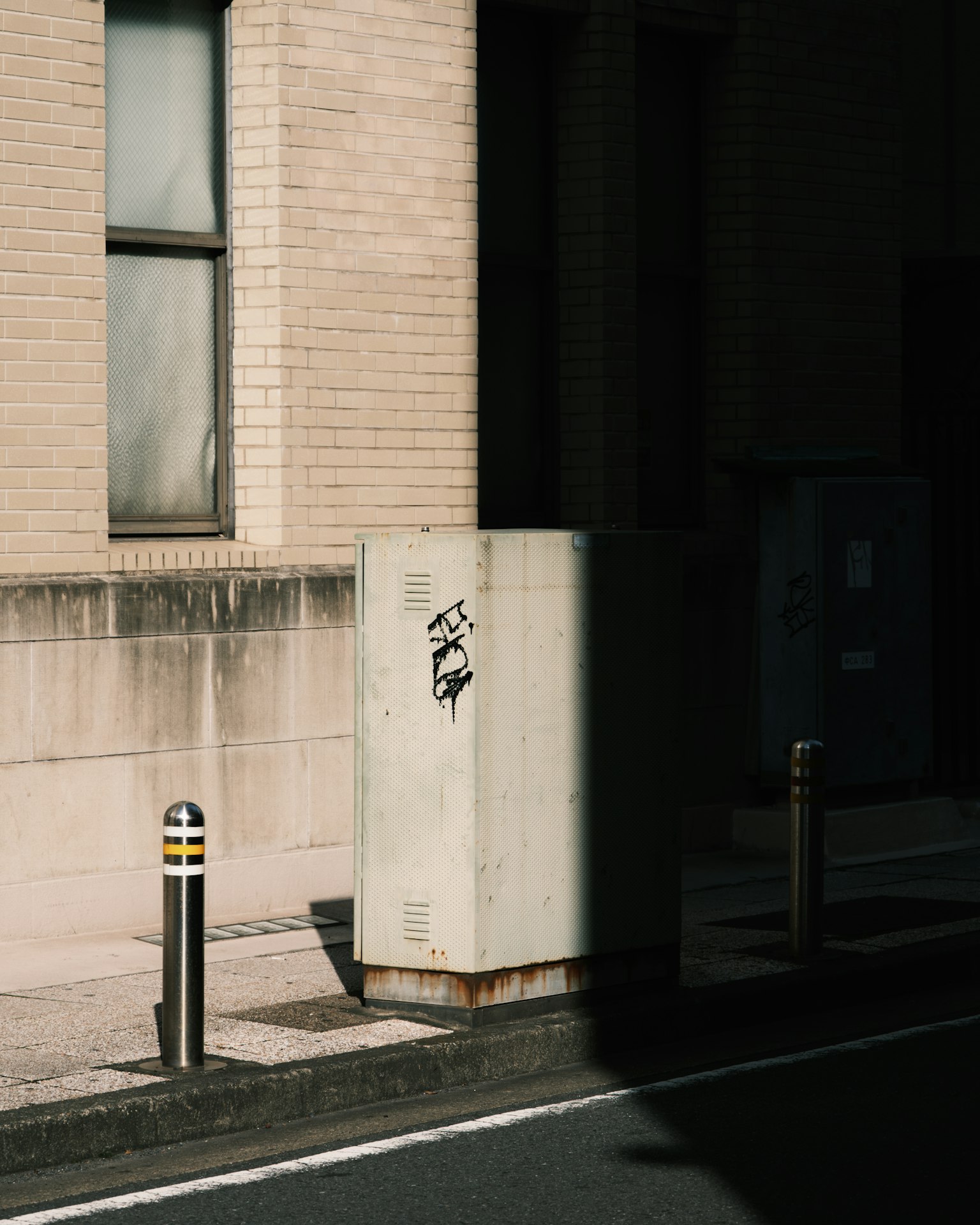 Scène urbaine avec une boîte en béton et un poteau en métal