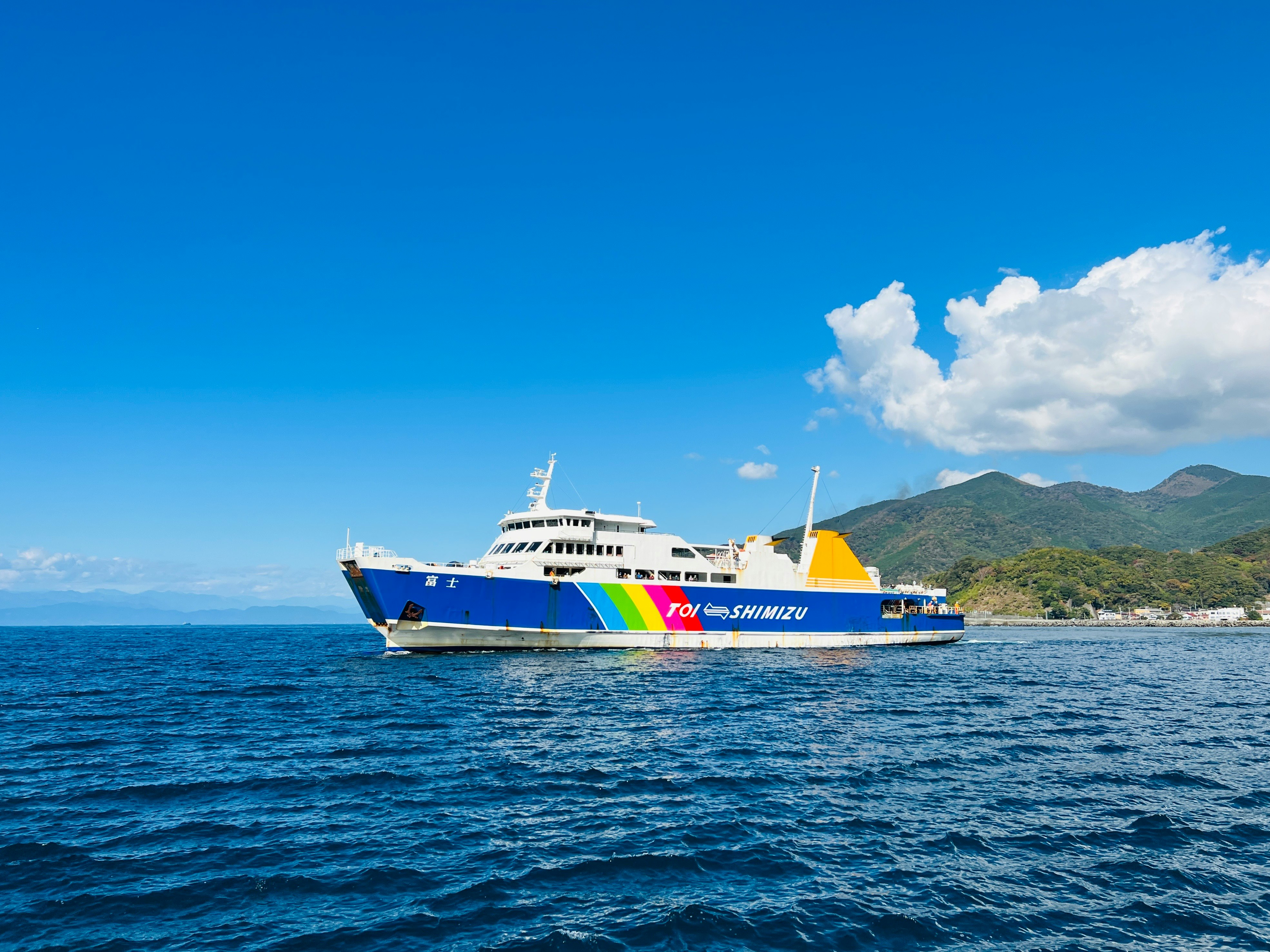 駿河湾フェリーが青い海上を航行する風景