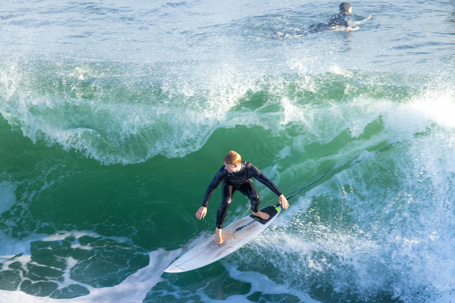 一個人在綠色海浪上衝浪