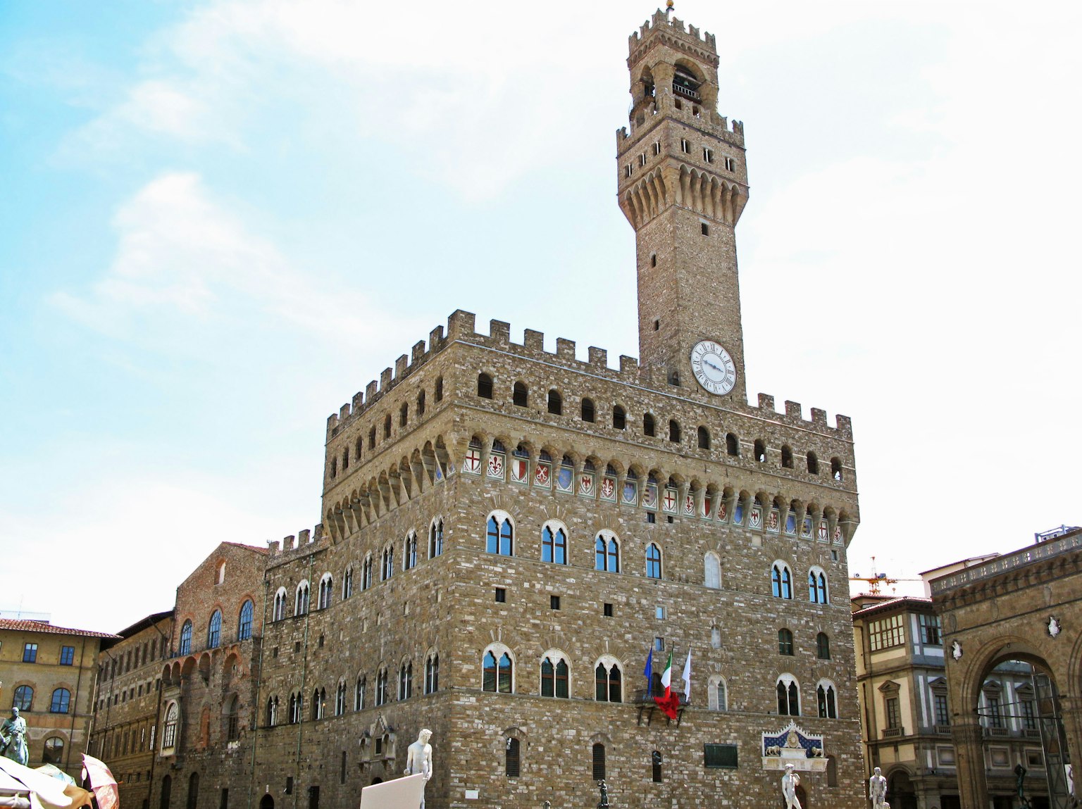Bangunan batu Palazzo Vecchio di Florence dengan menara jam