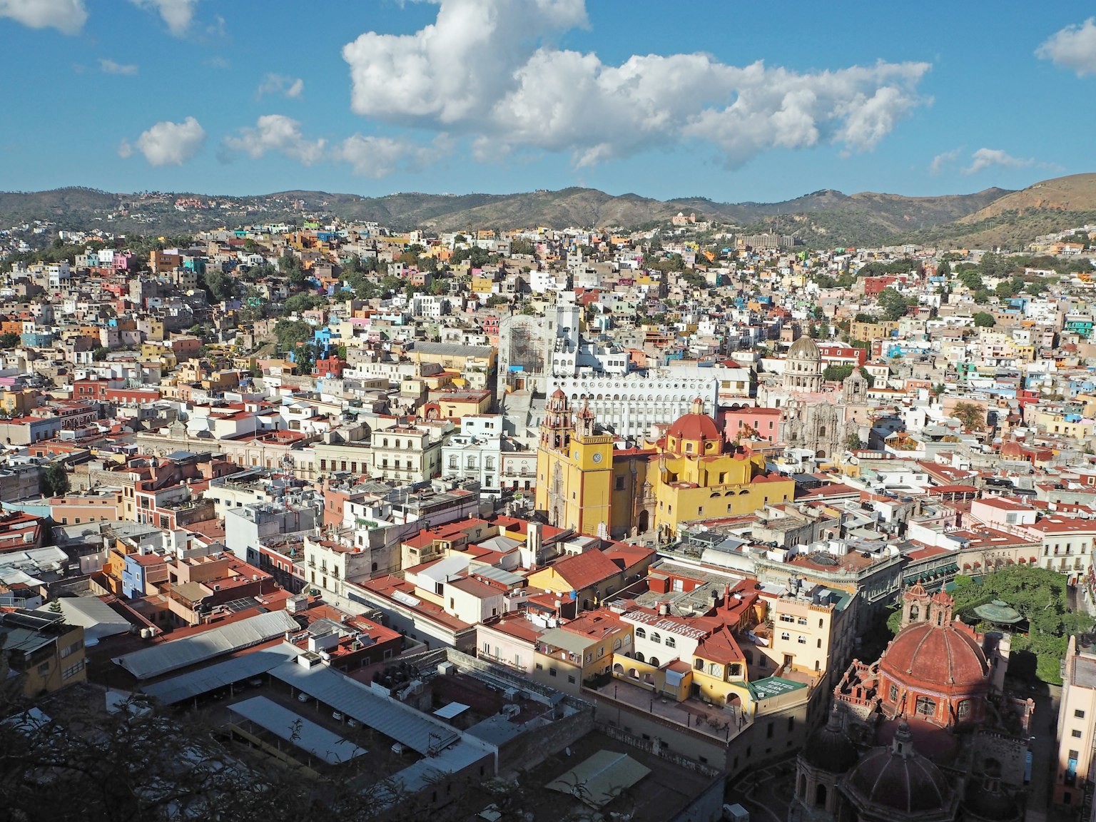 Nhà nhiều màu sắc và cảnh quan đẹp của San Miguel de Allende