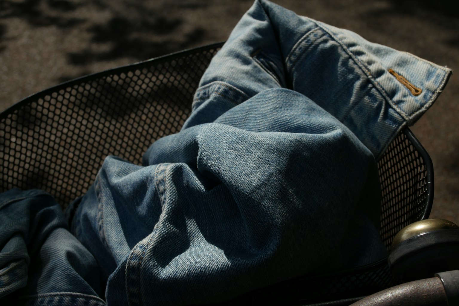 Giacca di denim blu appoggiata in un cesto