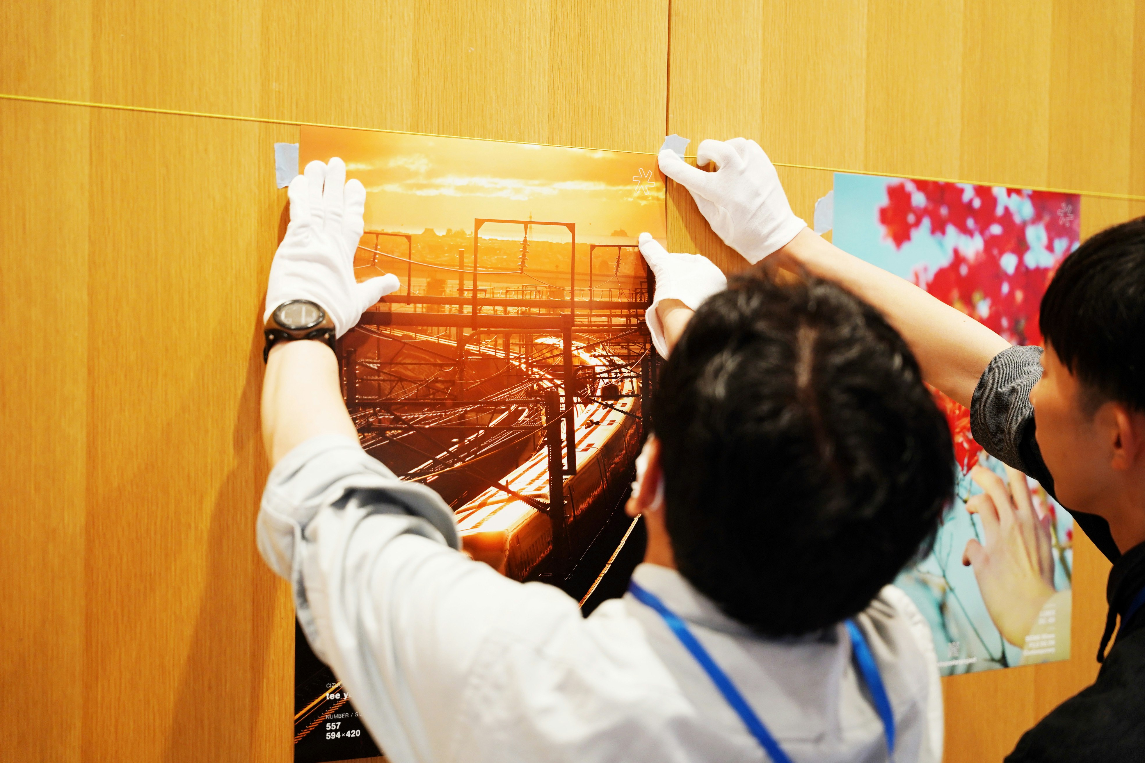 京都での設営中の展示会場で作業する人々