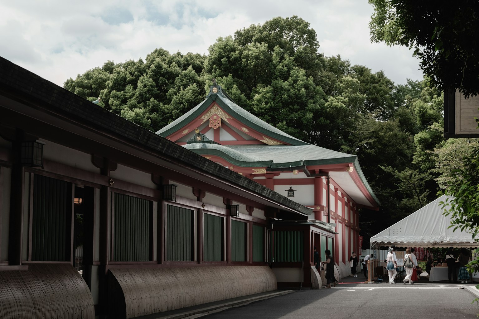 被綠色植物環繞的傳統日本建築和獨特屋頂