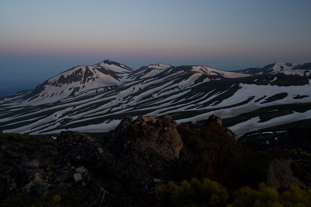 雪をかぶった山並みと起伏のある稜線の風景